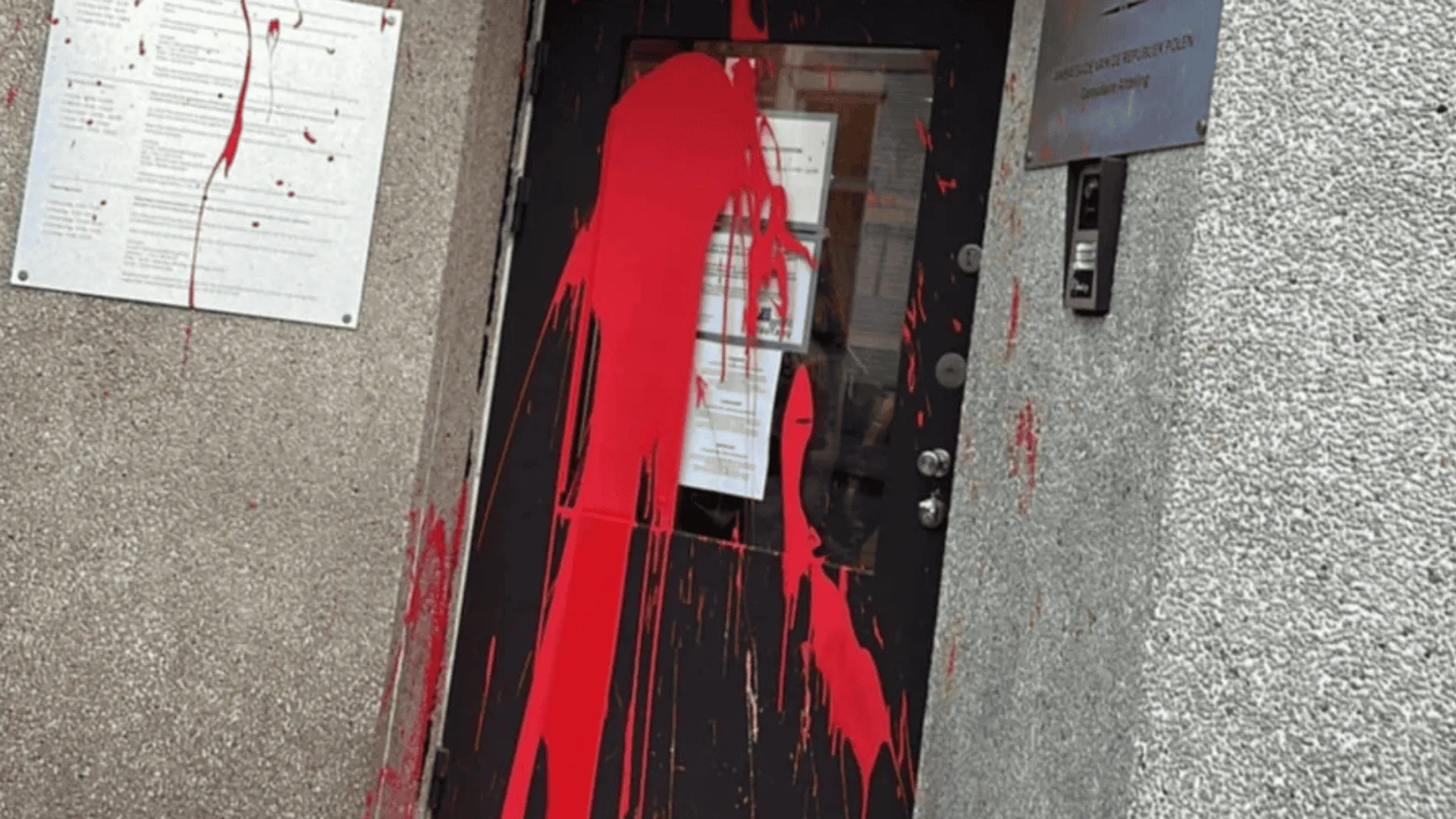 Atak na polski konsulat. Obraźliwe hasła i psie odchody