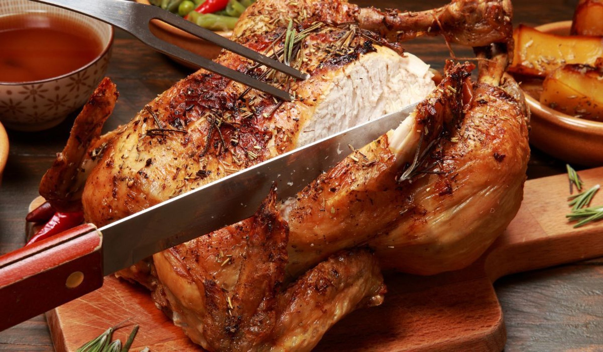 Chrupiący kurczak pieczony w całości, czyli pyszny obiad bez wysiłku. Tajemnicą smaku jest aromatyczna marynata