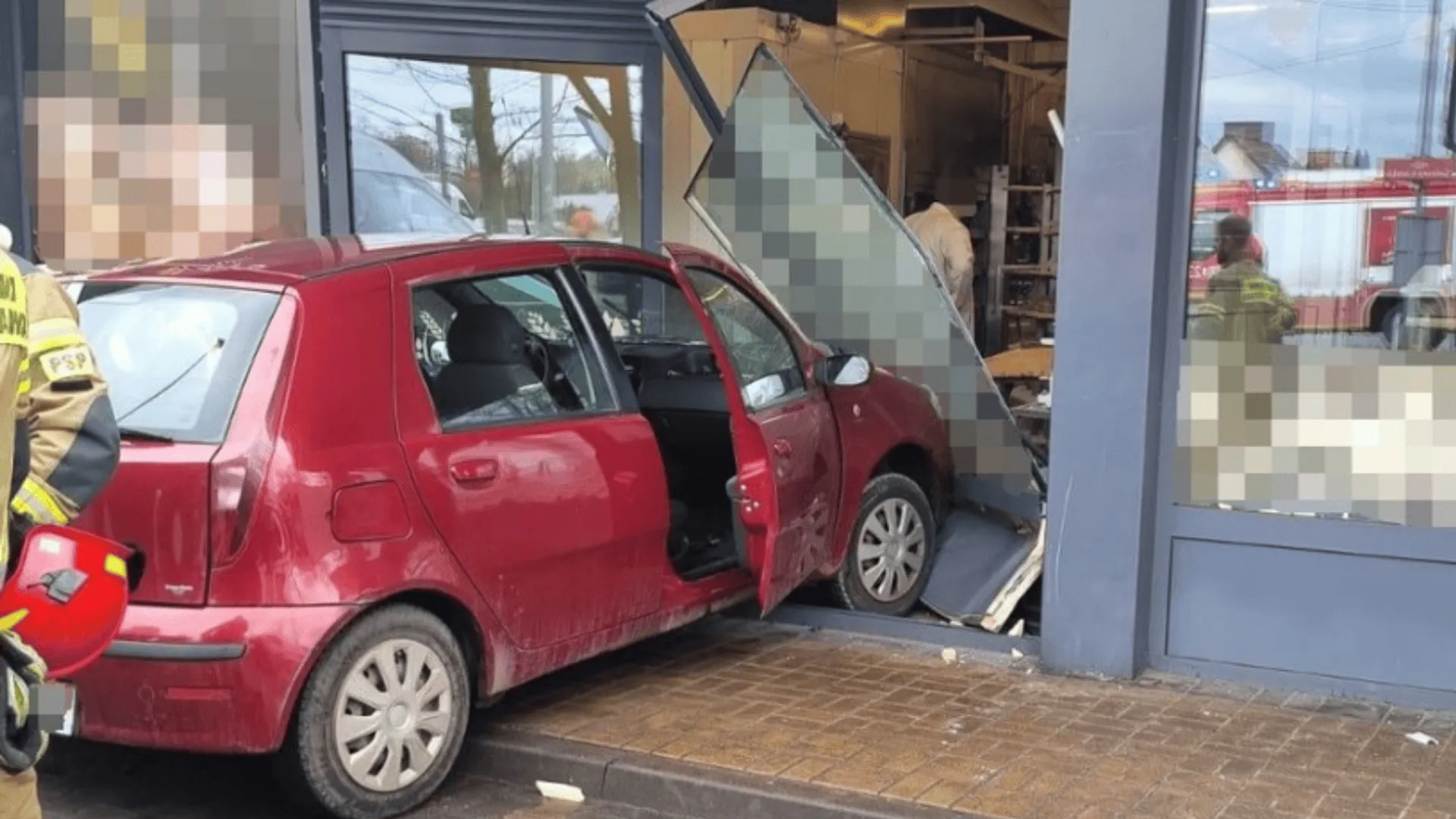 Auto wjechało w witrynę cukierni w Tłusty Czwartek, fot. Policja Śląska/Facebook