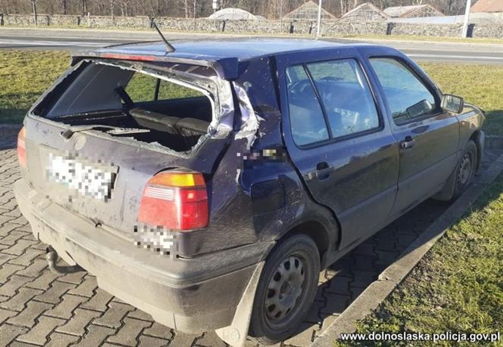 Policja zatrzymała 17-latka, który prowadził Volkswagena Golfa
