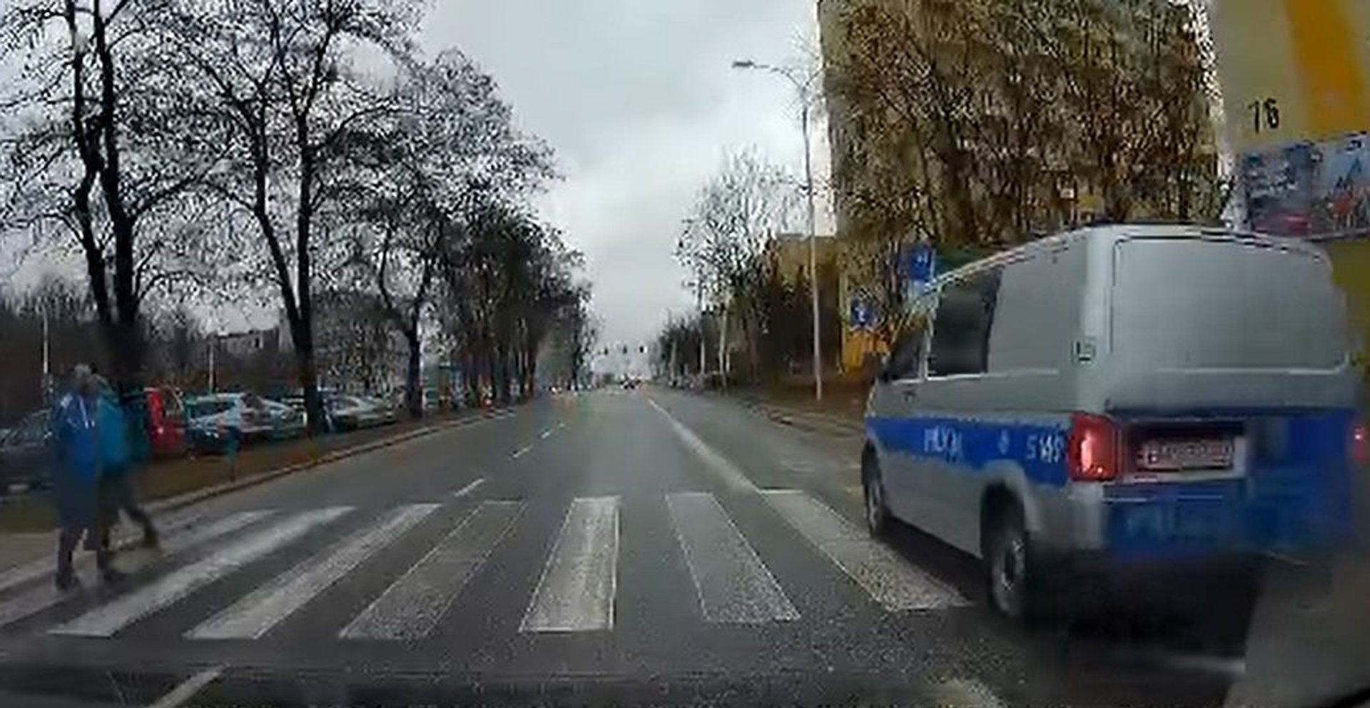 Kierowca radiowozu wyprzedzał na przejściu dla pieszych