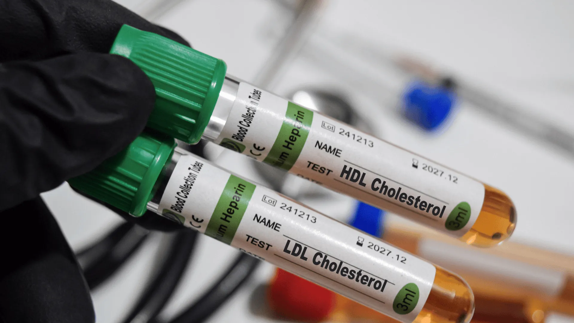 dwie probówki do badania cholesterolu LDL i HDL