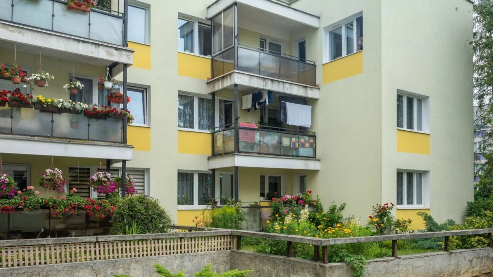 balkon, mandat