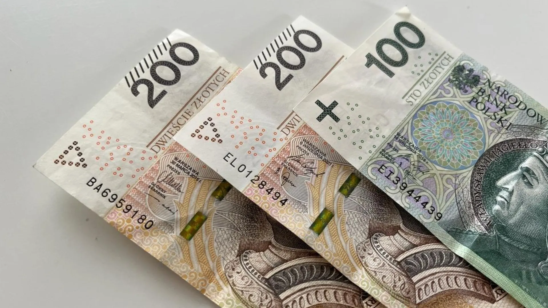 trzy banknoty