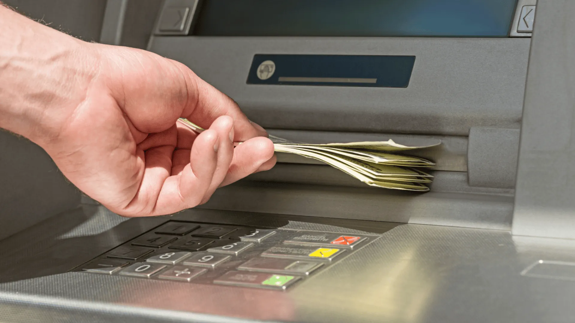 wypłacanie pieniędzy z bankomatu