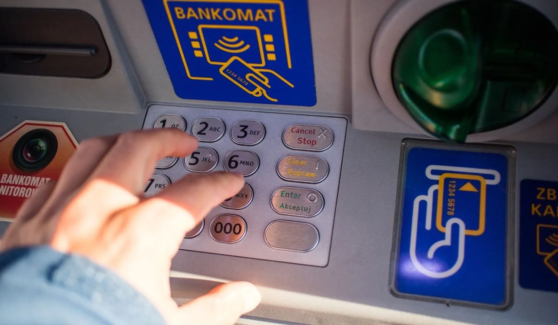 bankomat, ręka
