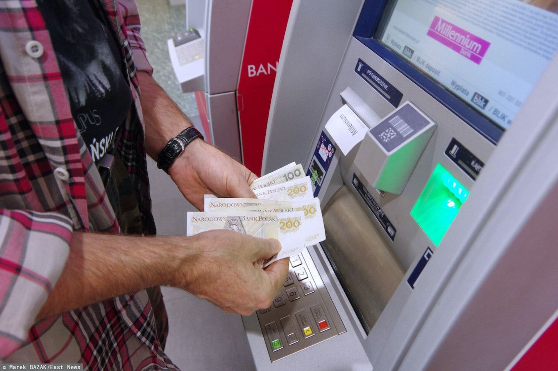 Podejmowanie pieniędzy z bankomatu