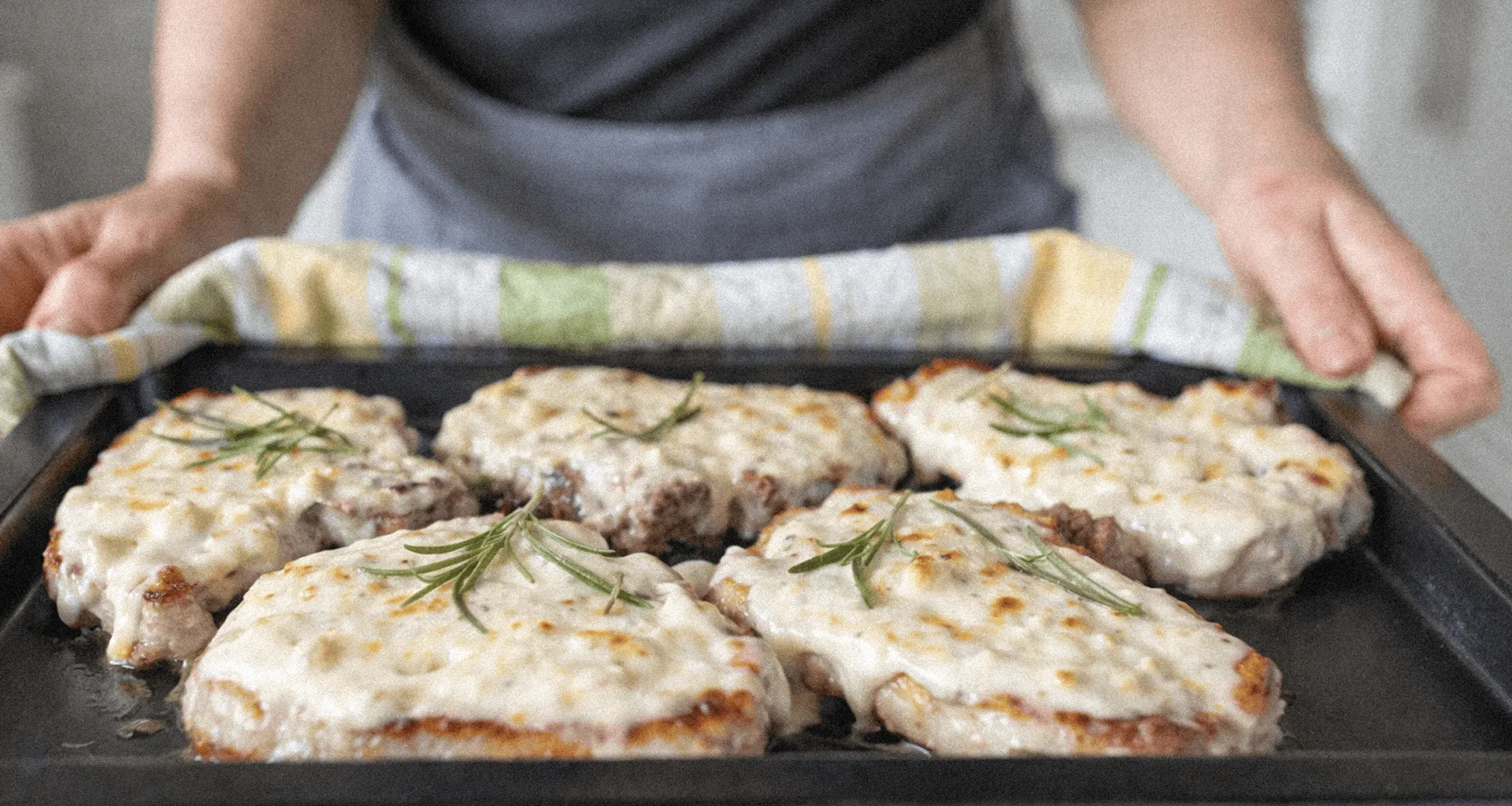 Jak upiec schab w plastrach - kotlety schabowe z piekarnika z gładkim sosem