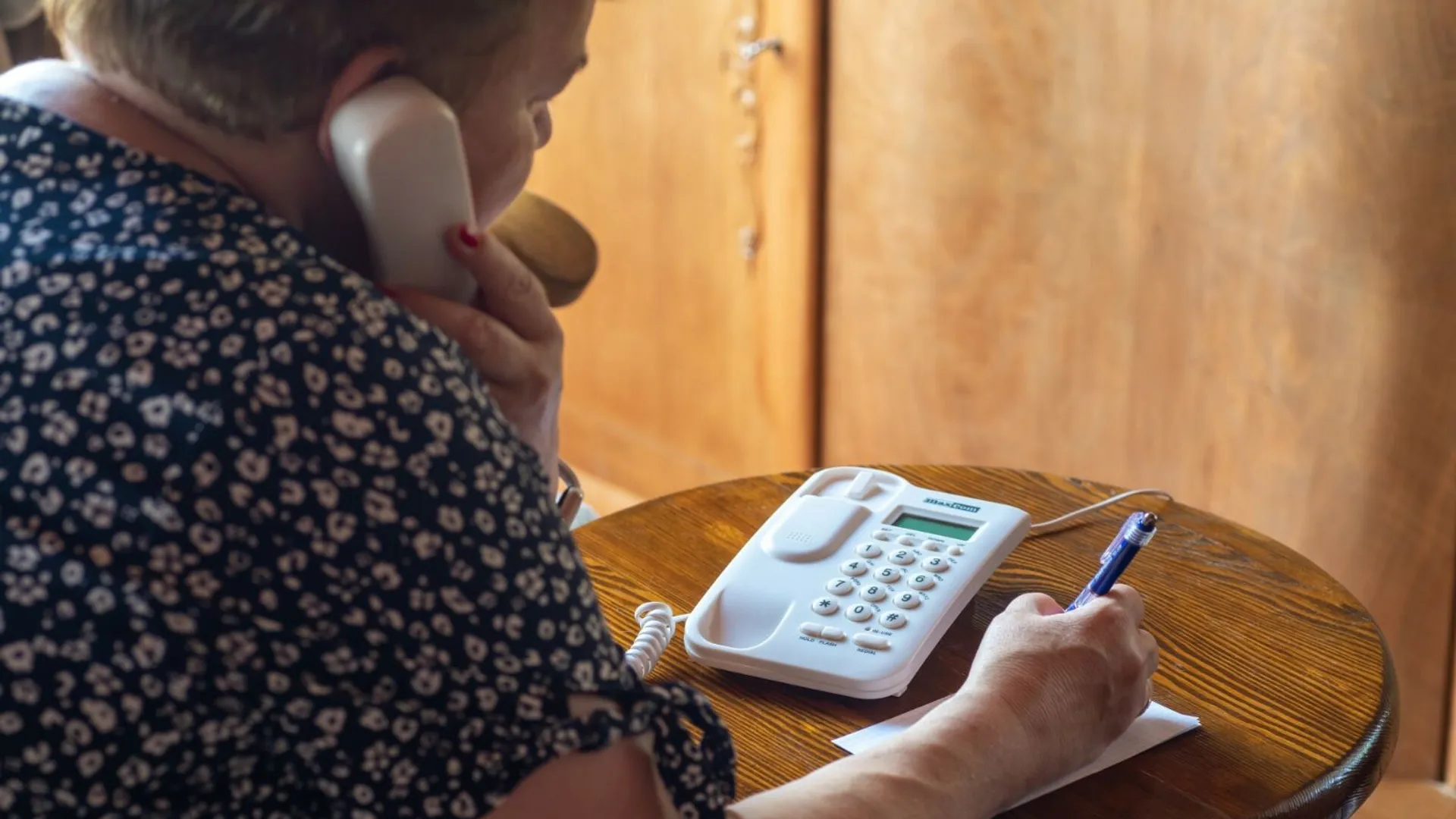 Seniorka, telefon