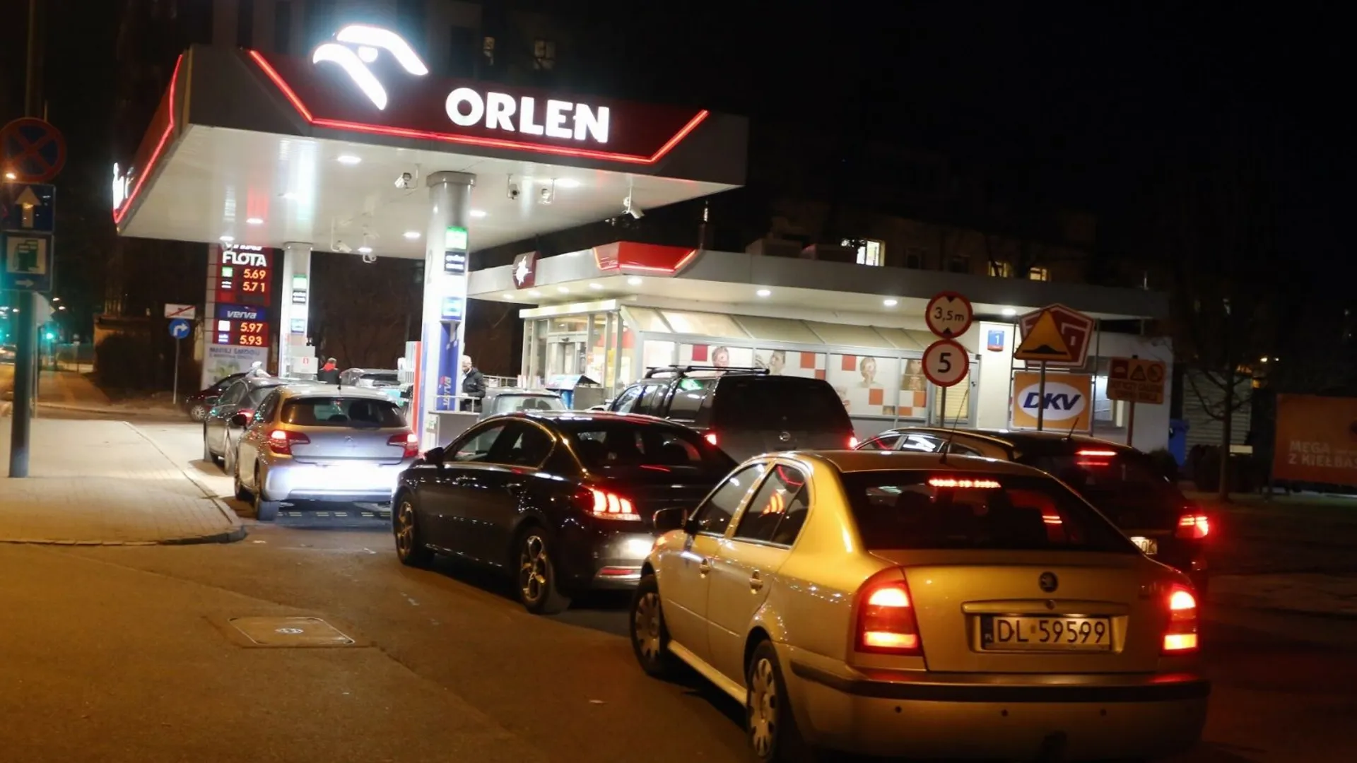 Kolejka na stacji paliw