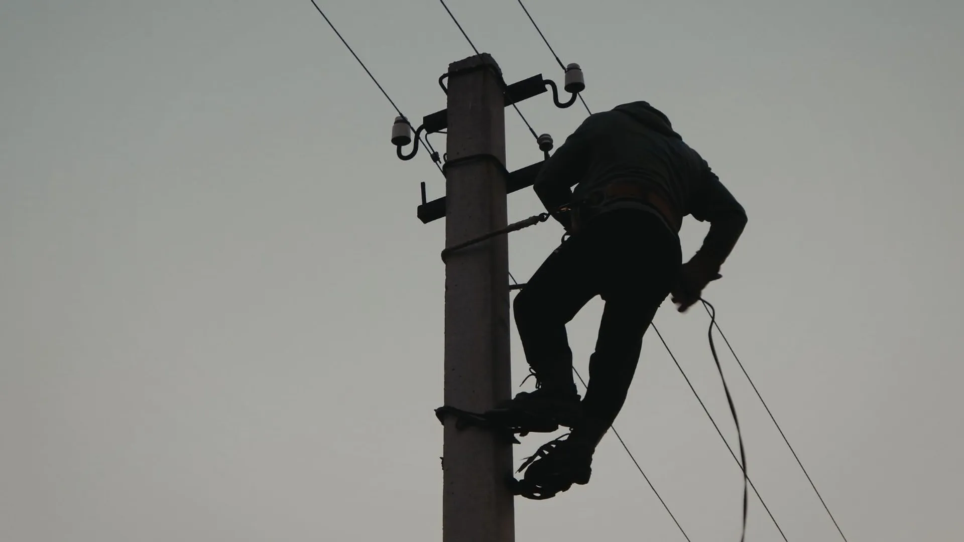 Słup energetyczny, elektryk