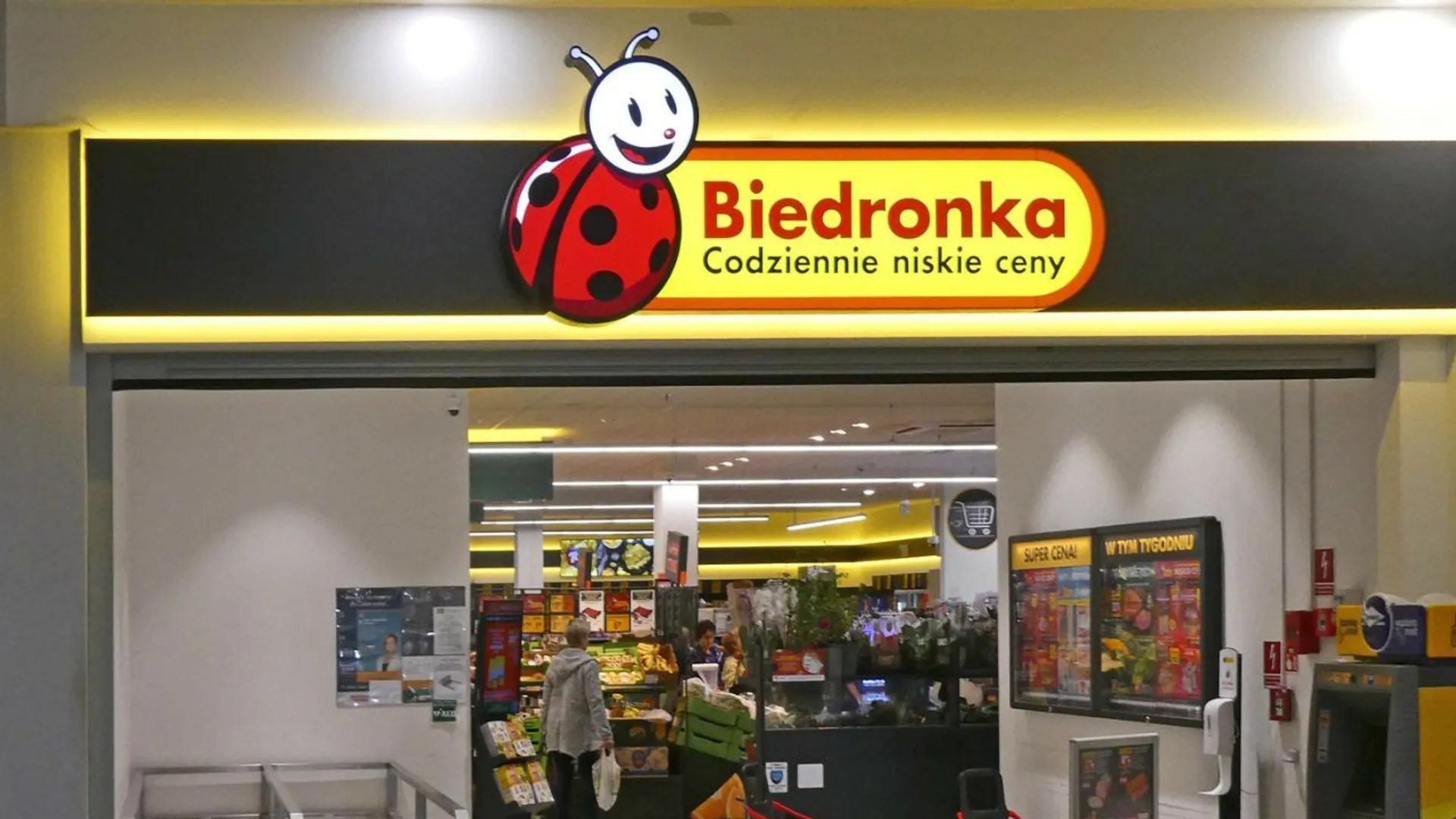 wnętrze sklepu Biedronka