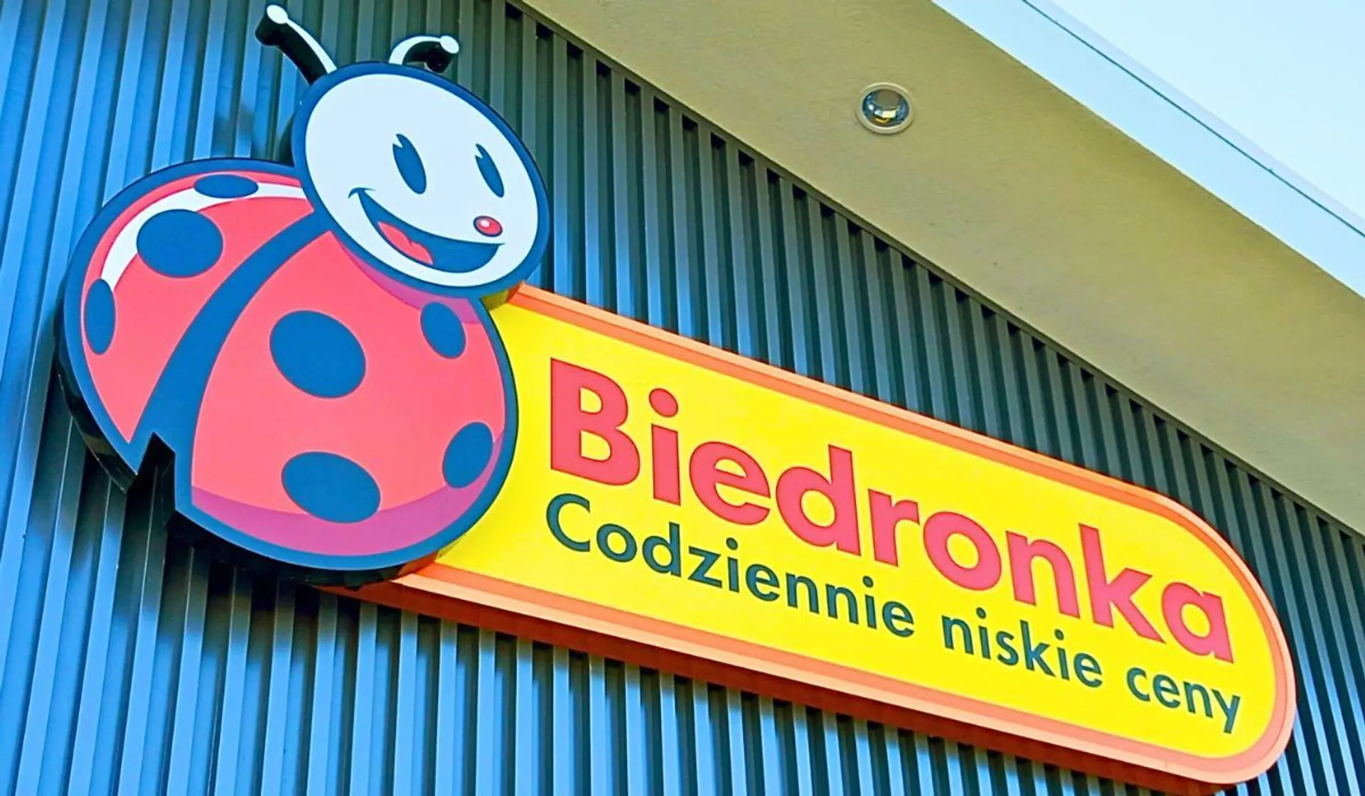 szyld sklepu Biedronka