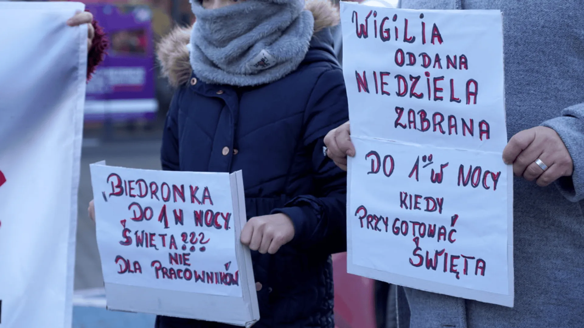 Protest pracowników handlu przed sklepem Biedronka.