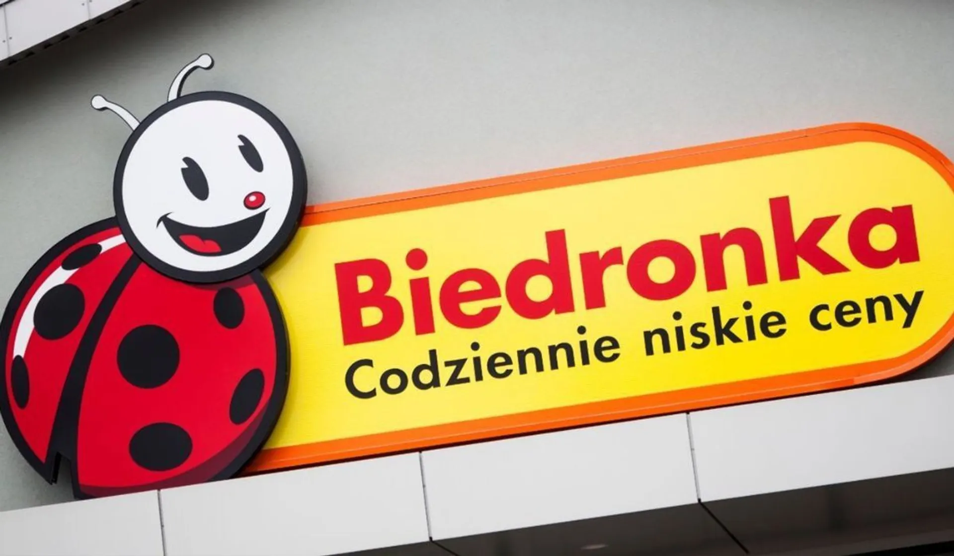 szyld sklepu Biedronka