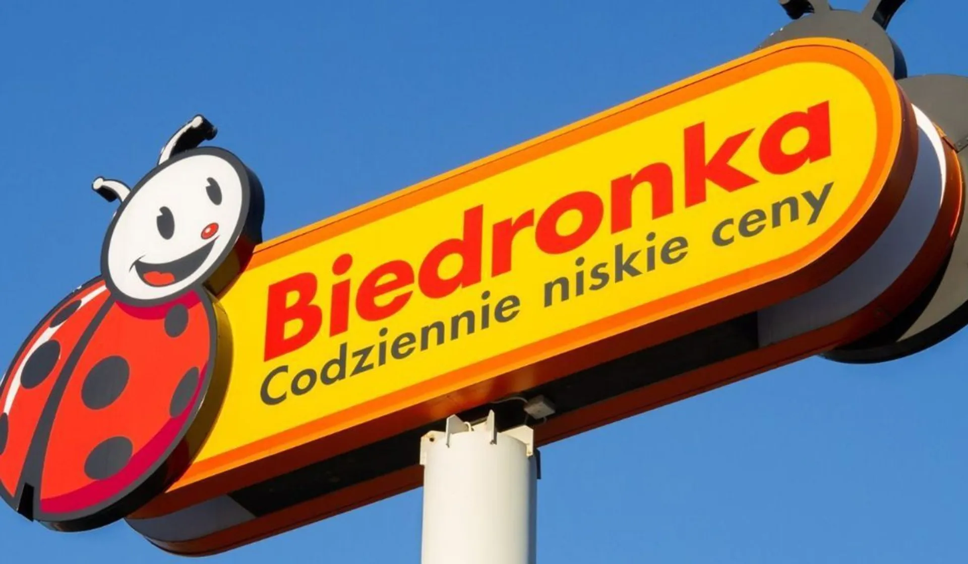 szyld sklepu Biedronka