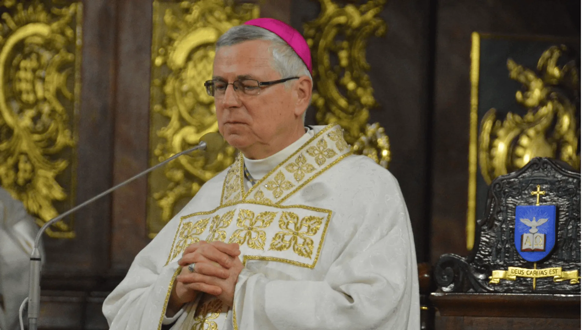 Biskup Andrzej Siemieniewski podczas nabożeństwa.