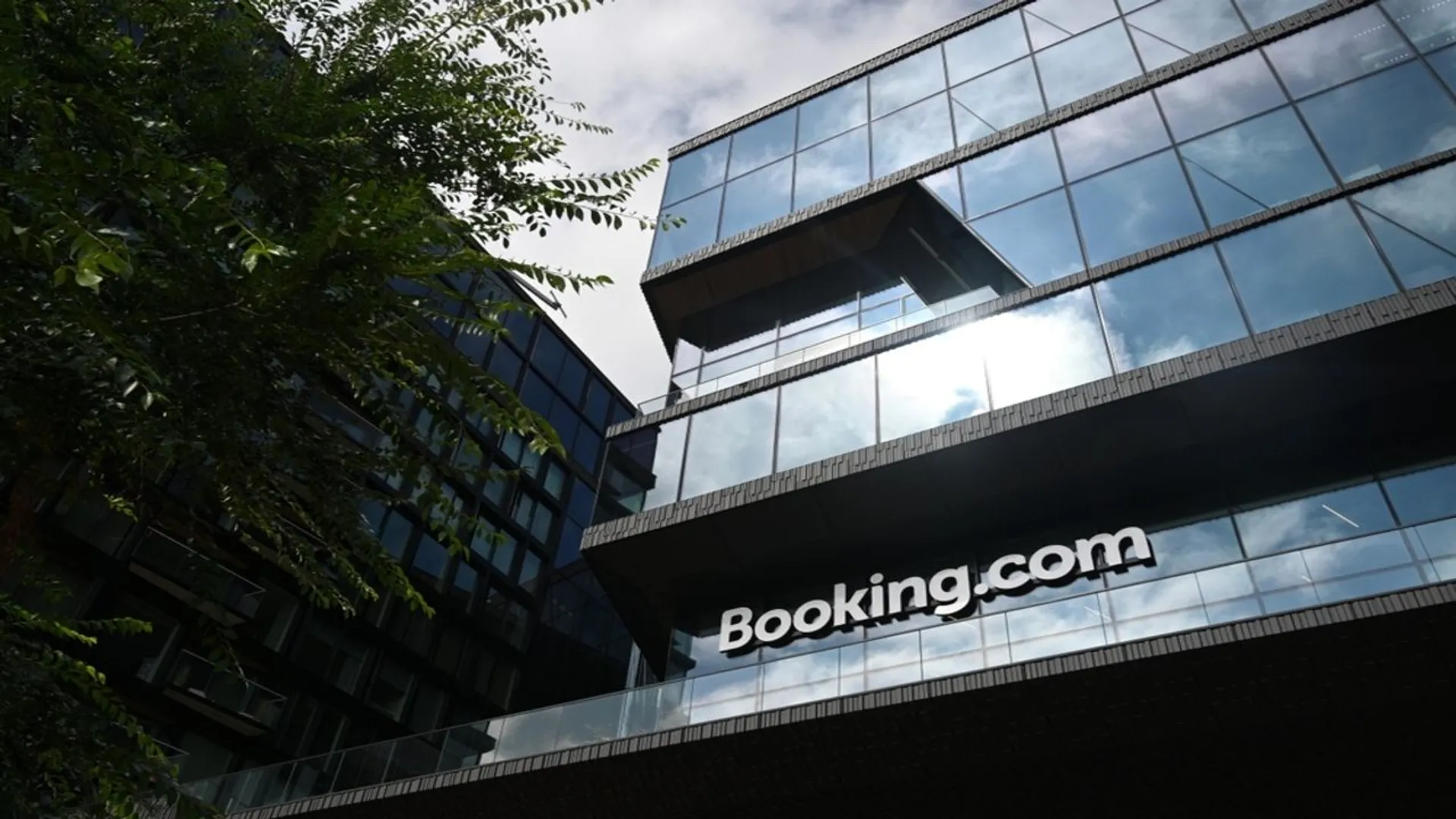 booking.com, zwolnienia