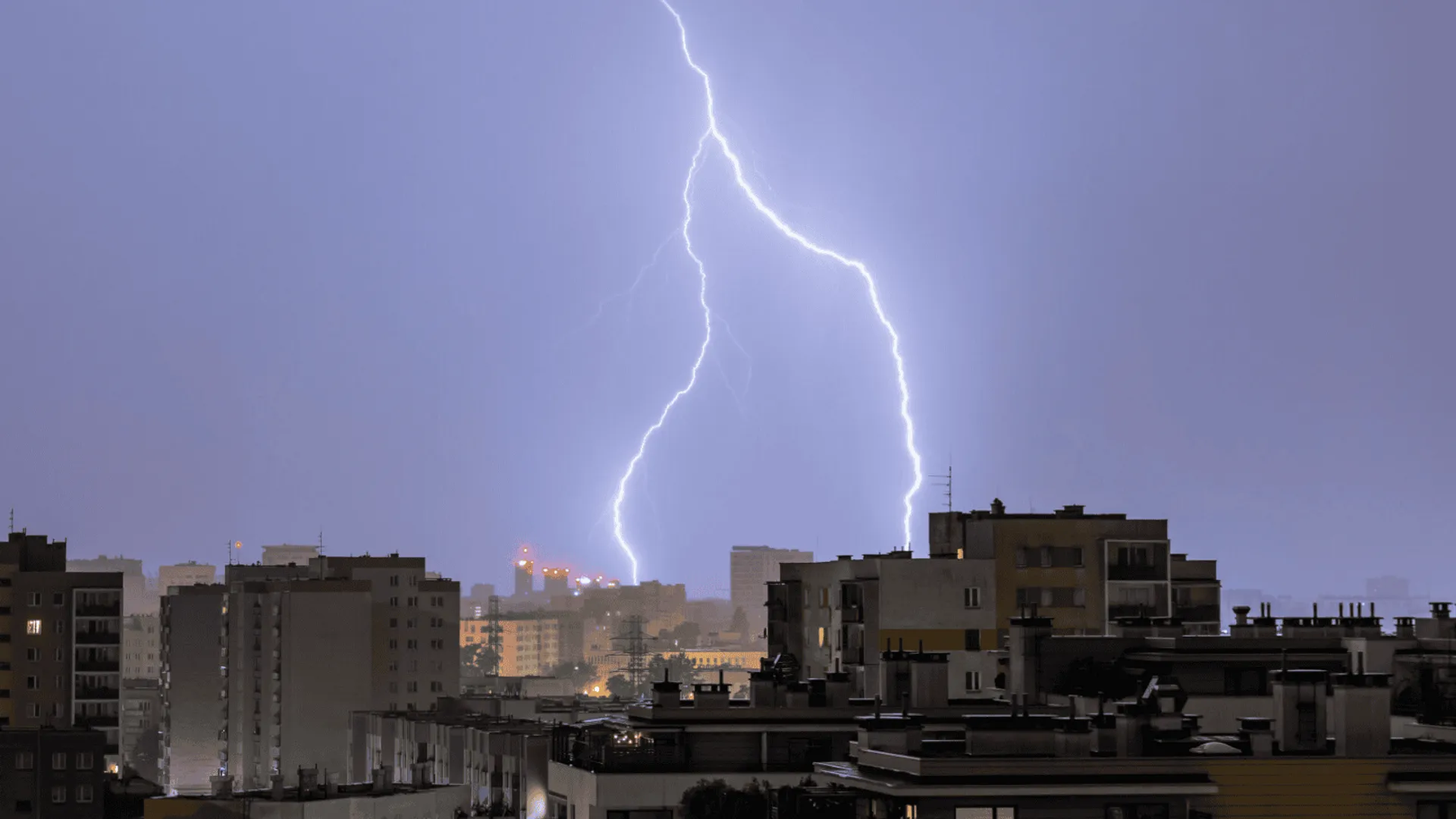 Burza nad osiedlem mieszkaniowym, Warszawa