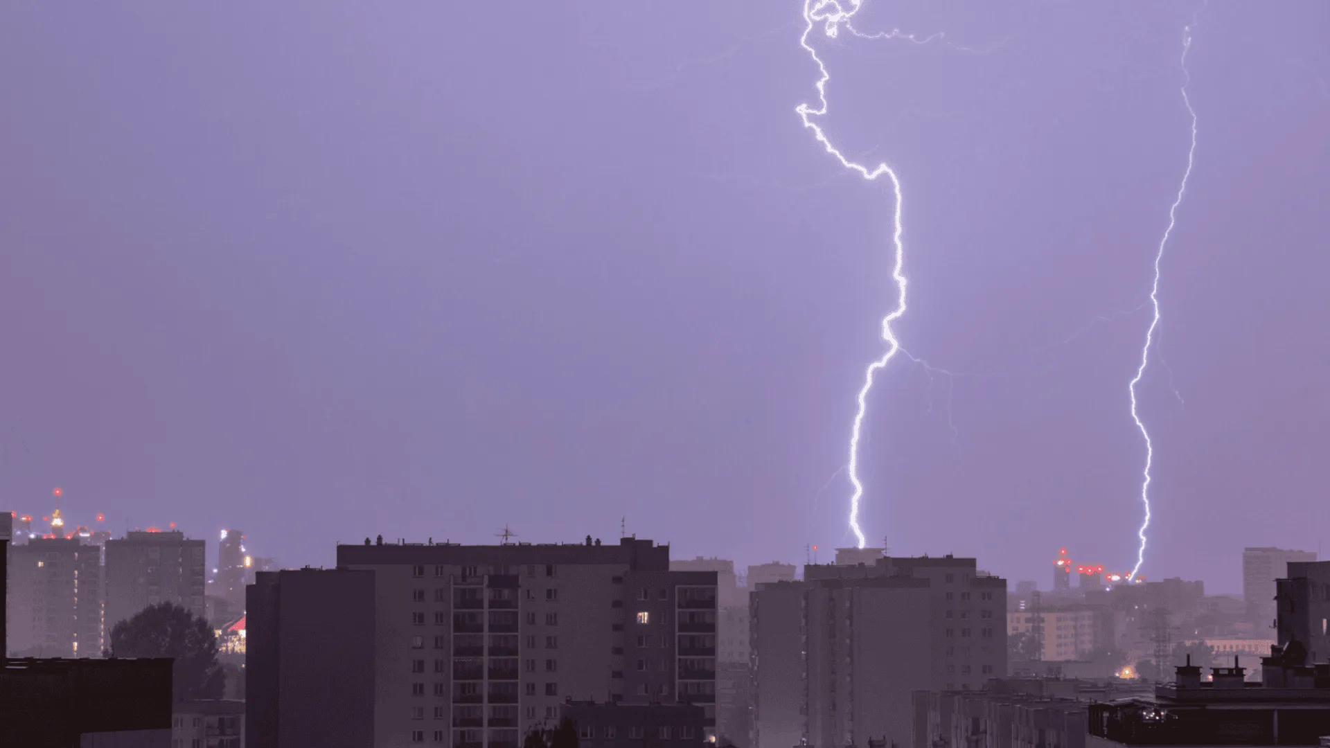 Nocna burza nad osiedlem mieszkaniowym