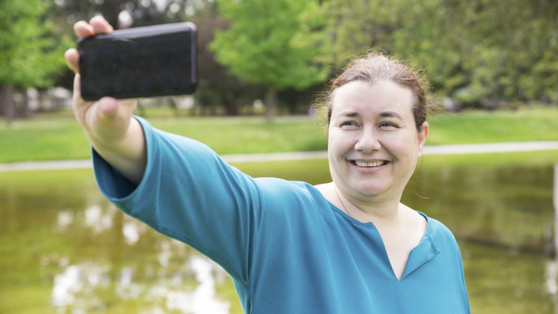 Dlaczego kobiety robią selfie od góry, a mężczyźni od dołu? Oto cała prawda