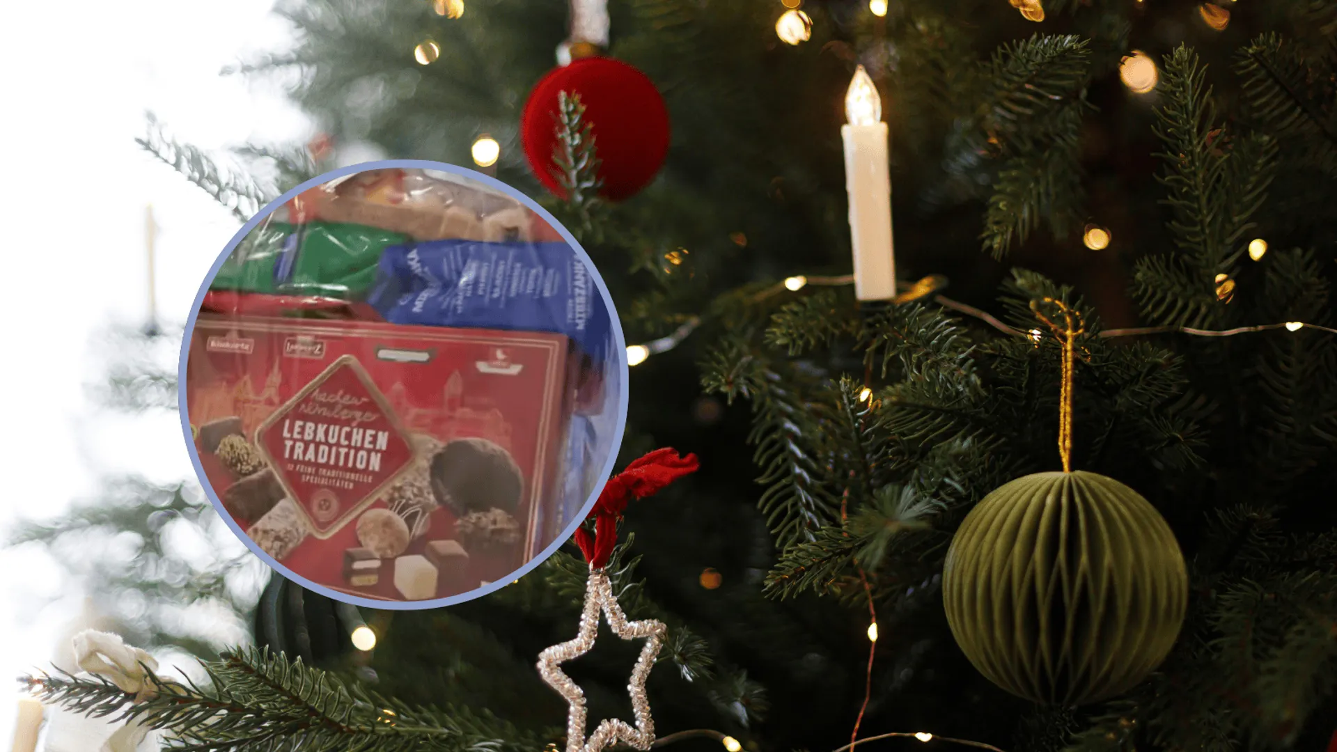 Ozdobiona choinka, a w ramce słodycze.