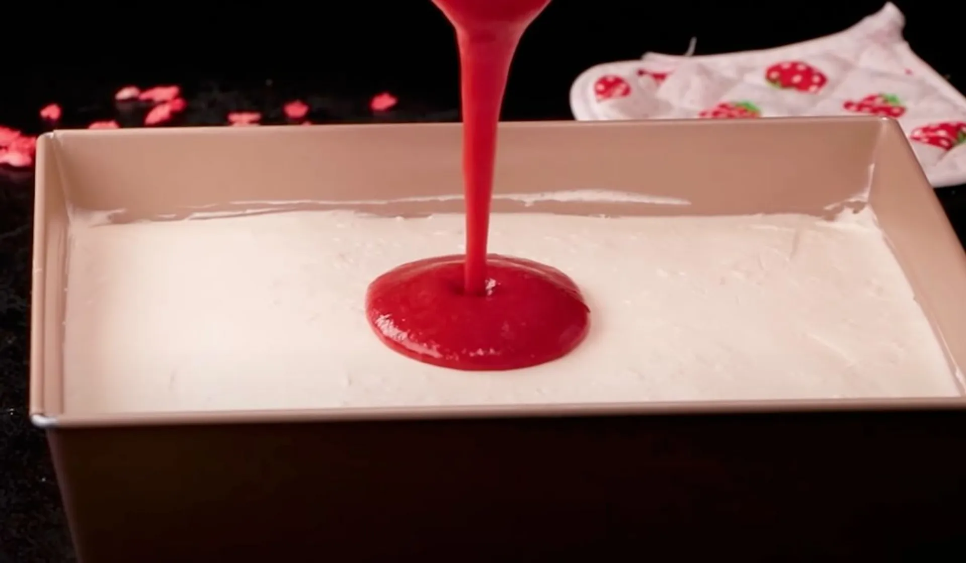 wlewanie masy na ciasto