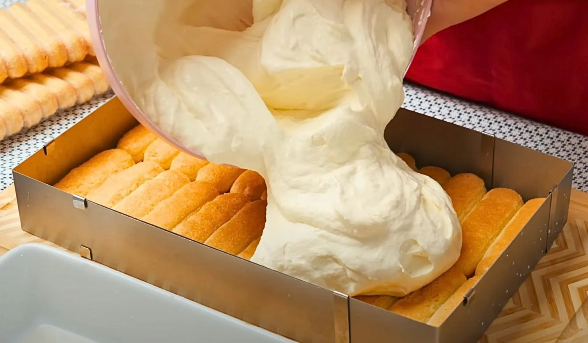 wylewanie ciasta na biszkopty