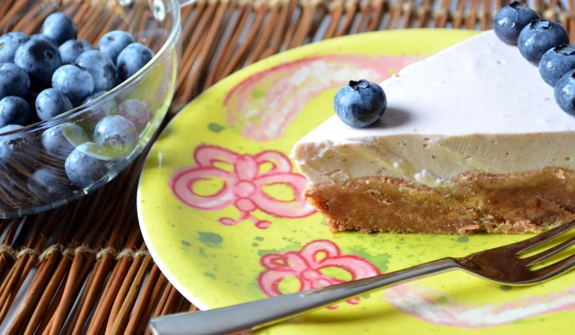 kawałek sernika z herbatników, jogurtu i owoców