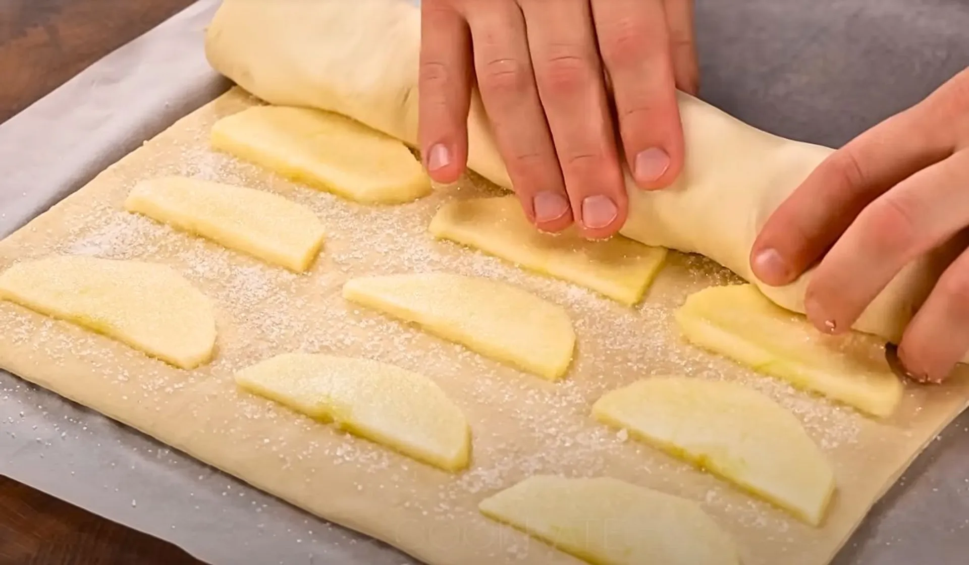 deser z ciasta francuskiego i jabłek