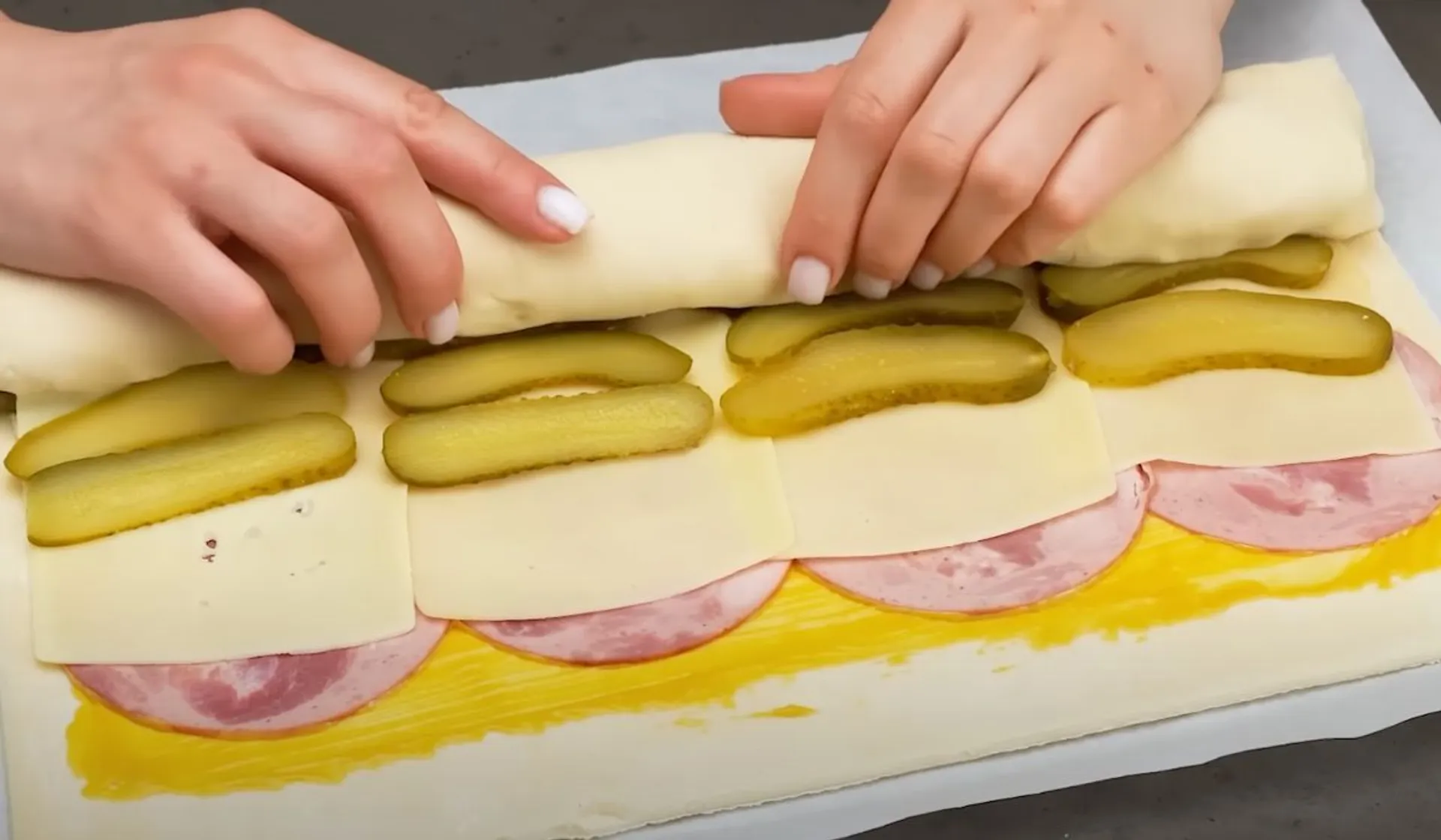 zawijanie ciasta francuskiego z dodatkami 