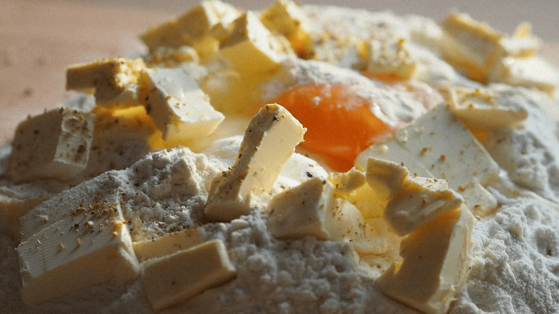 Sekrety idealnego ciasta kruchego: Wybór składników i technika przygotowania