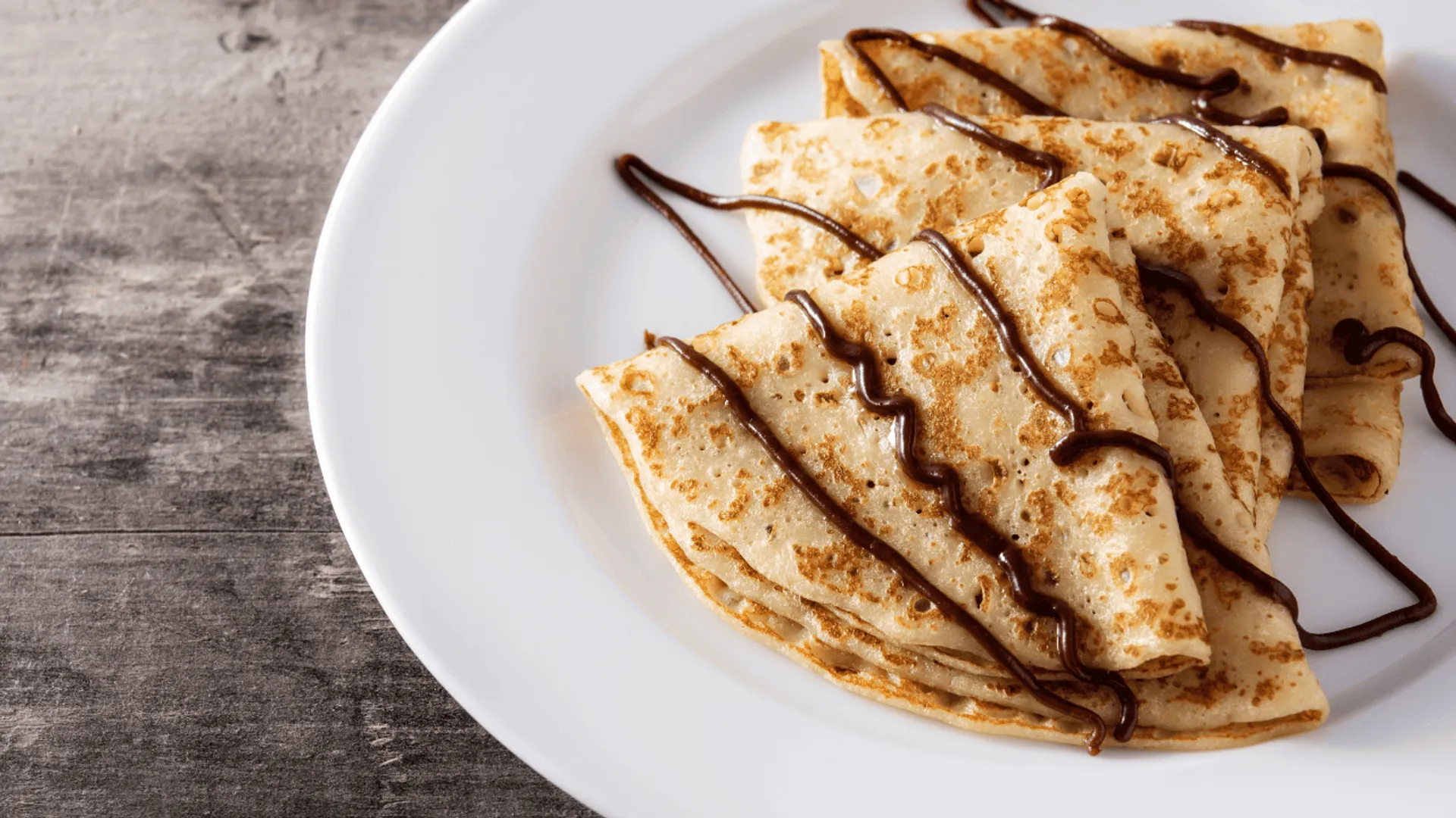 Kawowe crepes - przepis krok po kroku na naleśniki z kawą i kremem z ricotty.