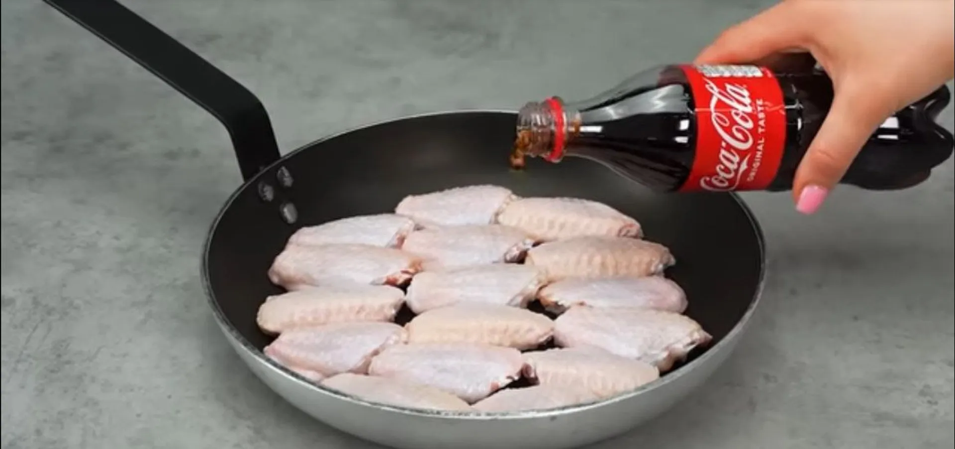 zalewanie skrzydełek colą