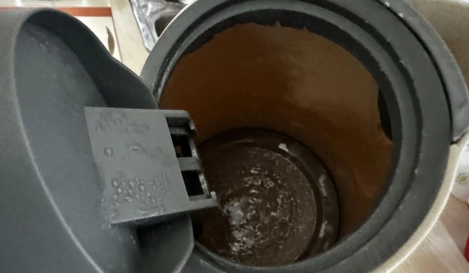 zakamieniony czajnik