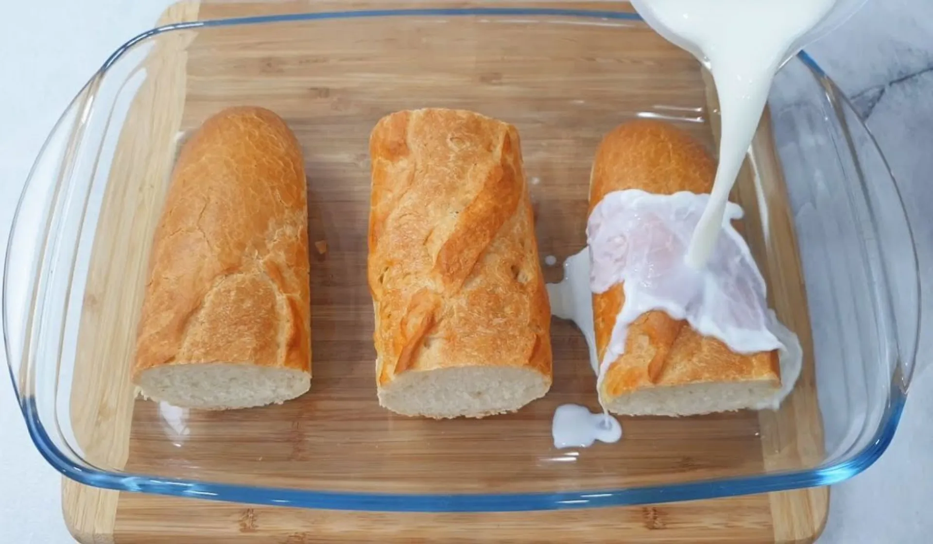 zalewanie bułek mlekiem