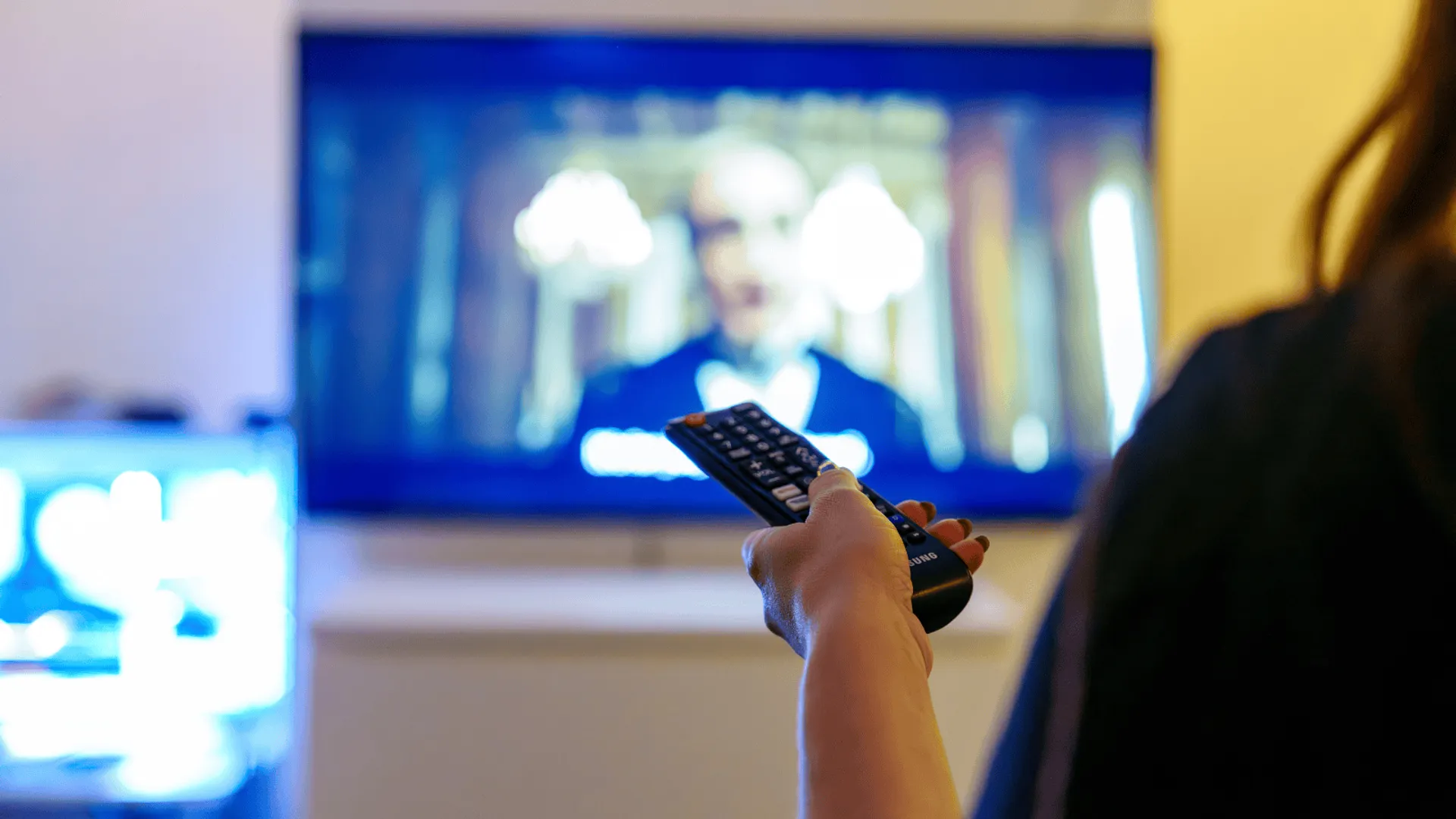 Dziś miliony Polaków zasiądą przed telewizorami i włączą Polsat. O 19:55 stacja pokaże legendarną komedię.