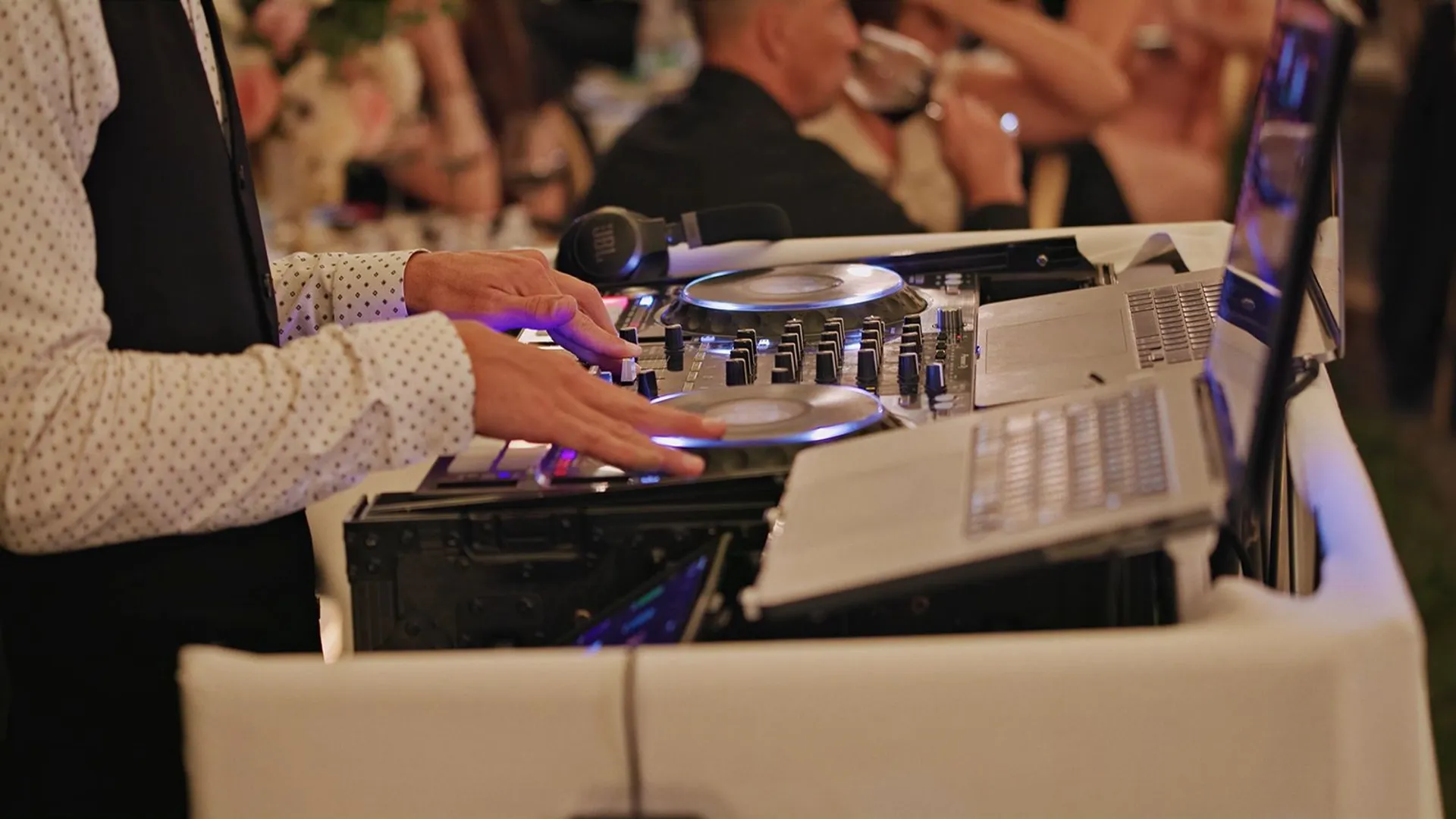 Dj grający muzykę na weselu