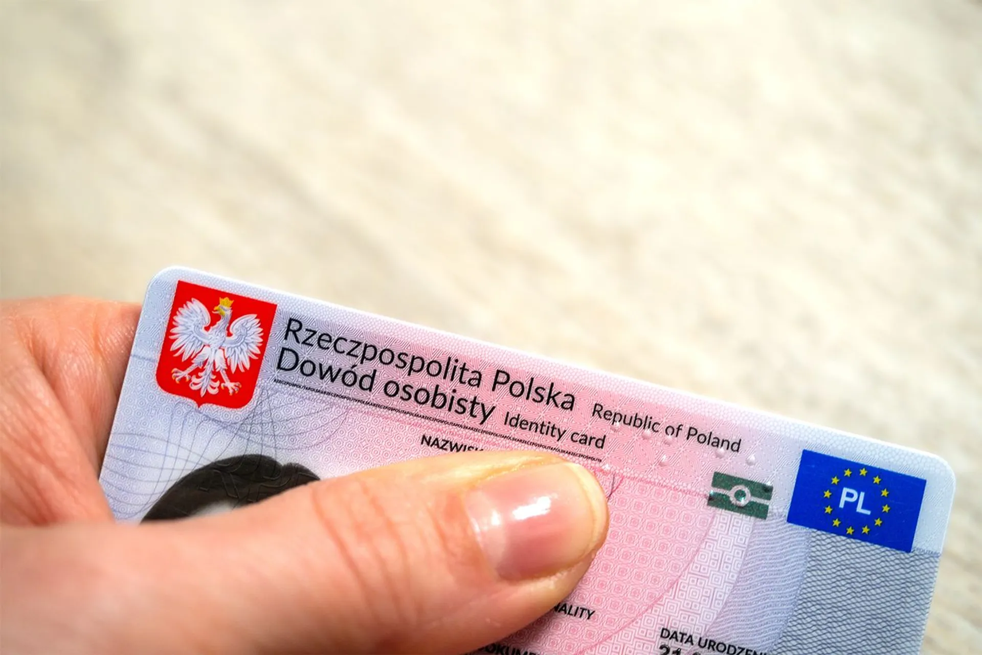 dłoń trzymająca dowód osobisty 