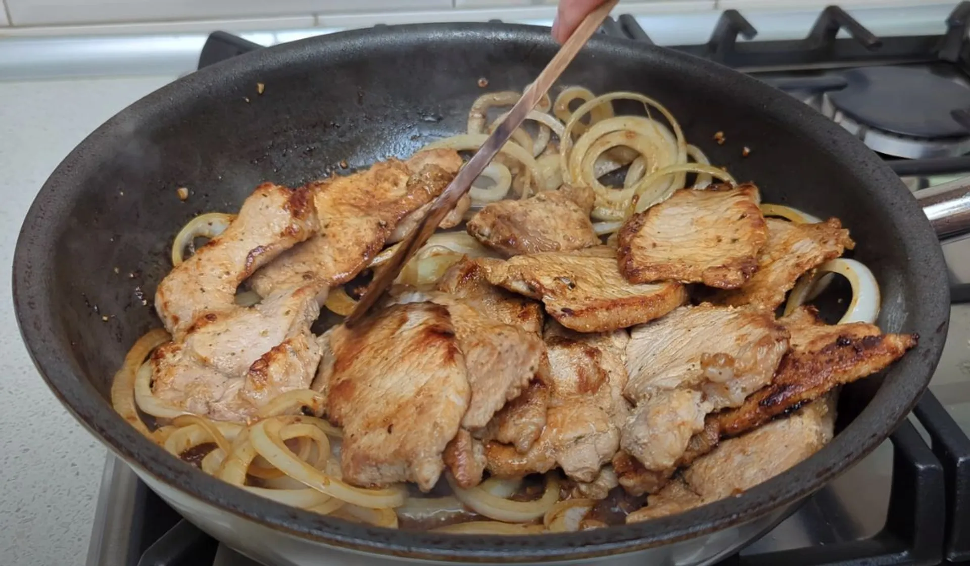 mięso duszone z cebulą