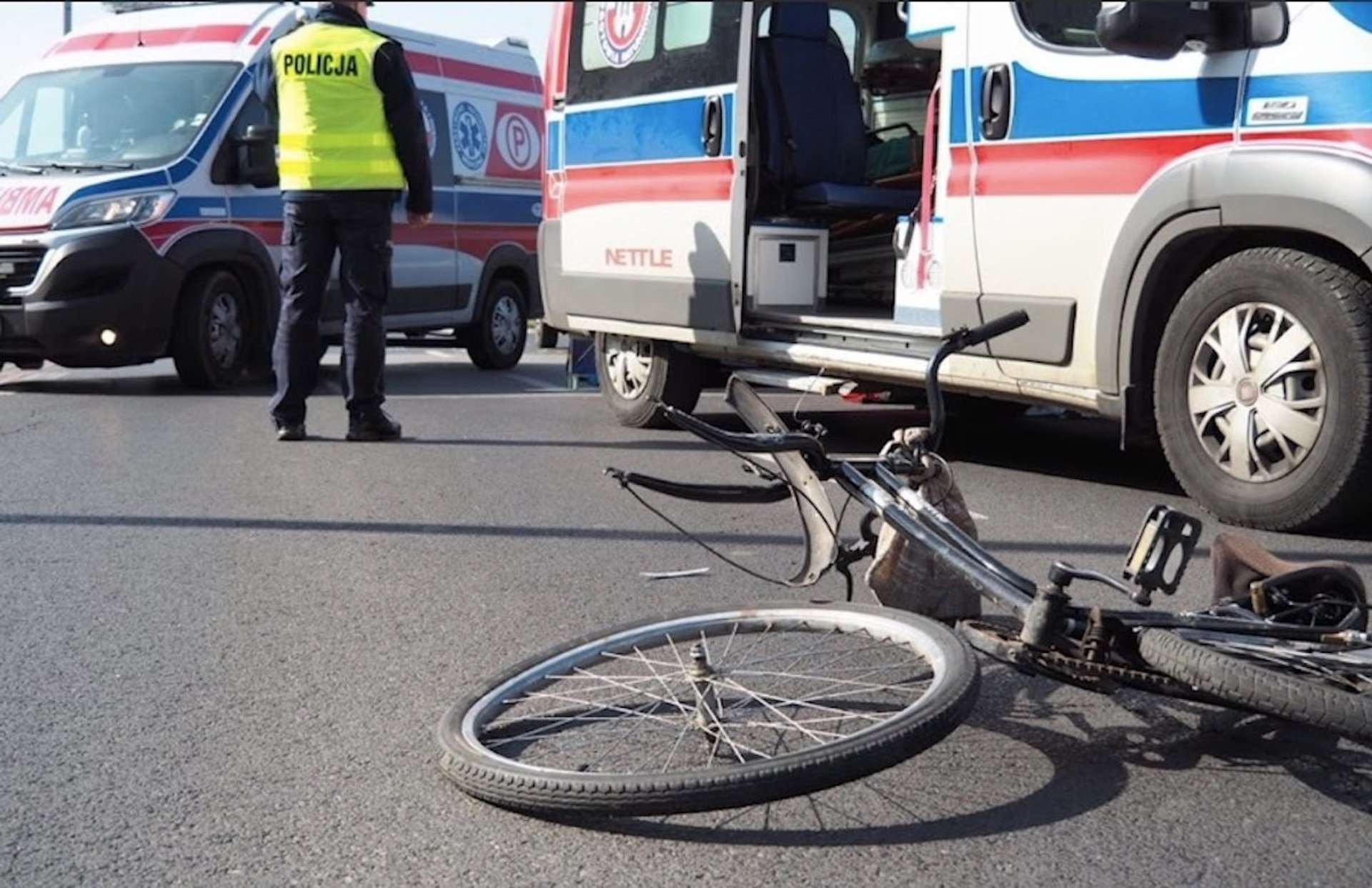 policja karetka rower na drodze