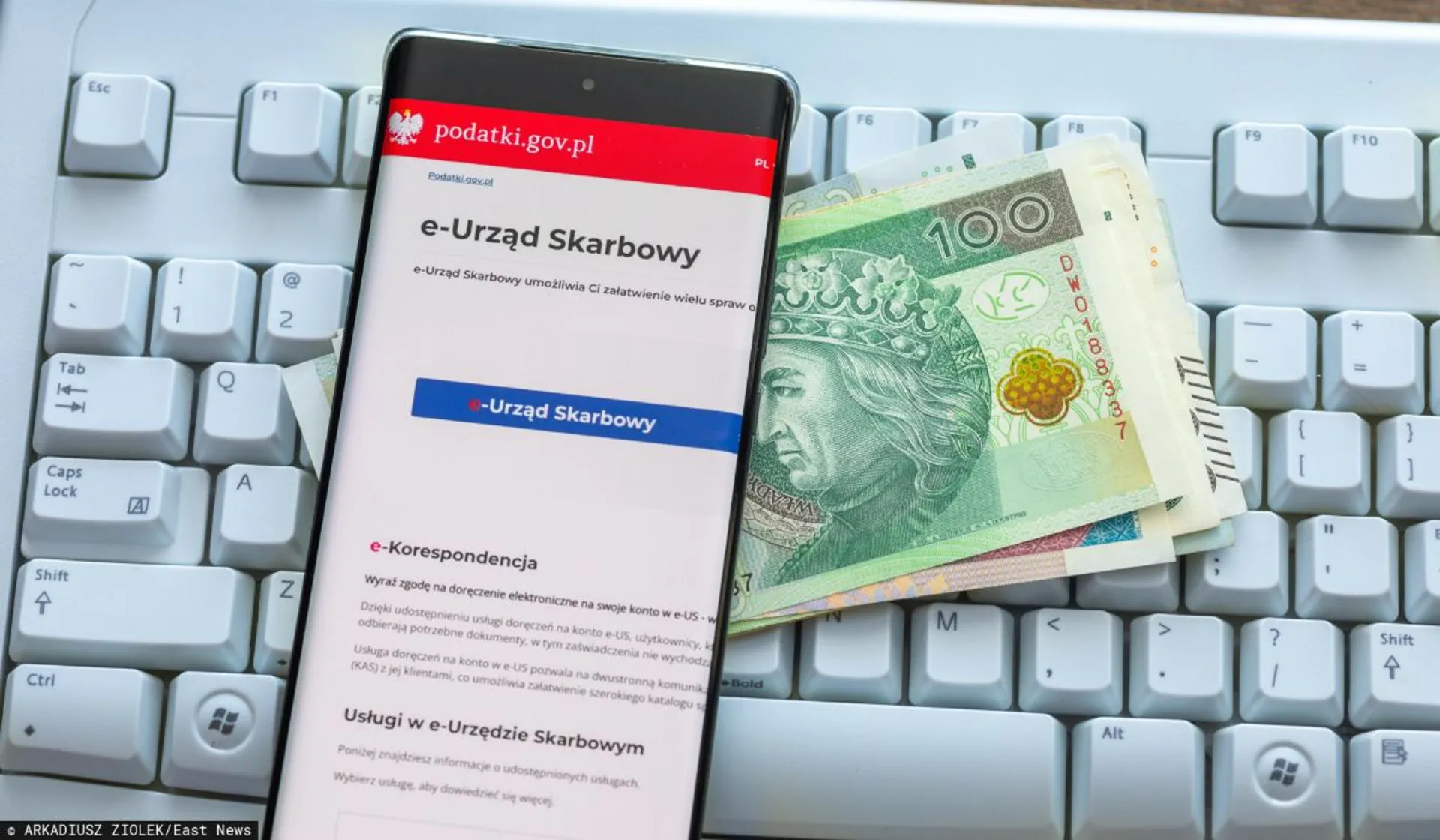 Smartfon, pieniądze, klawiatura