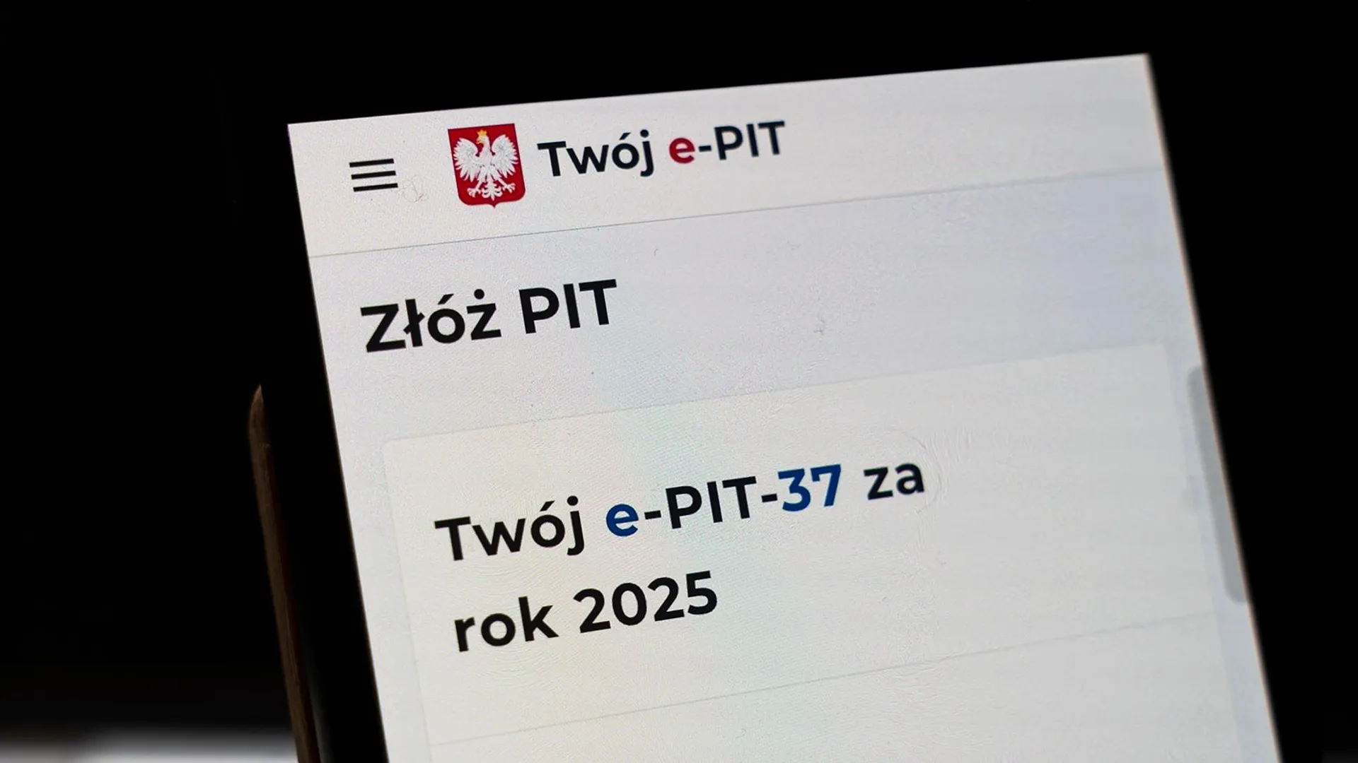 podatki, aplikacja m-obywatel, PIT-37, Ekran smartfona z systemem e-PIT do składania deklaracji podatkowych. Interfejs zawiera ważne informacje podatkowe na rok 2025, poprawiając doświadczenia użytkowników.