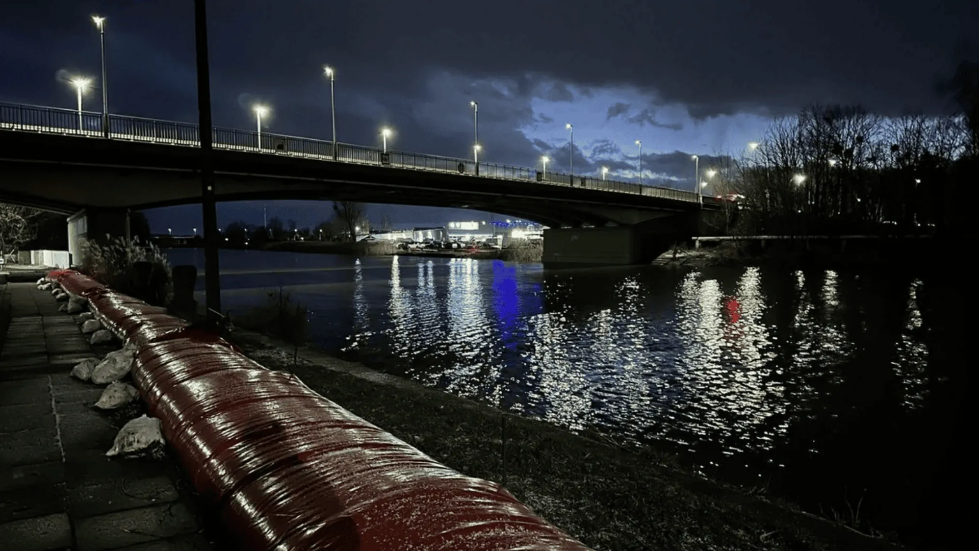 Rzeka Elbląg z podwyższonym poziomem wody podczas obowiązywania alarmu