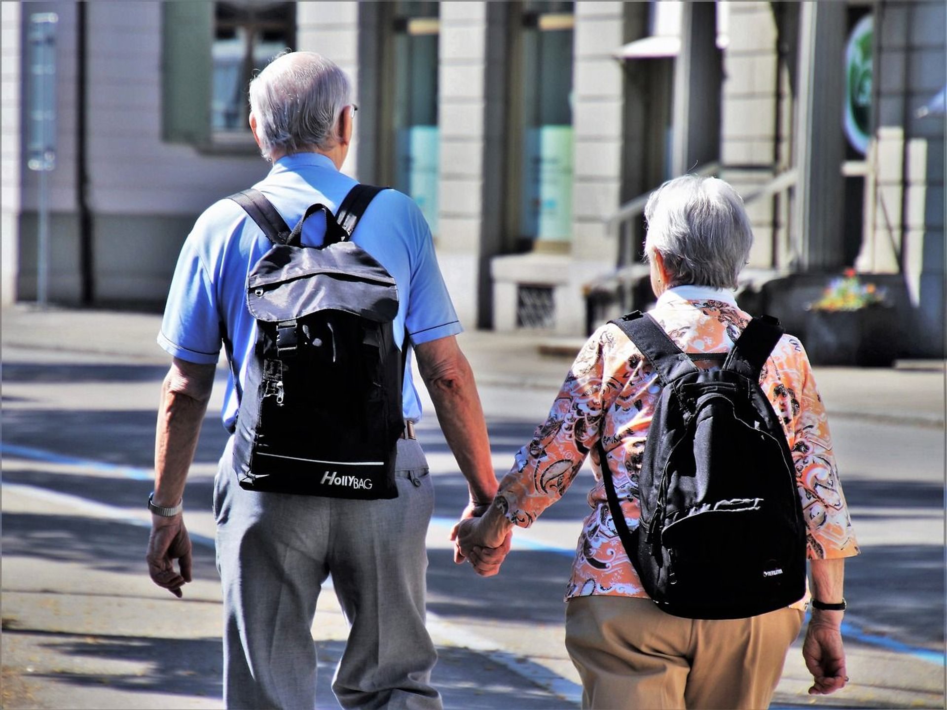 seniorzy-przejscie-dla-pieszych-zakupy