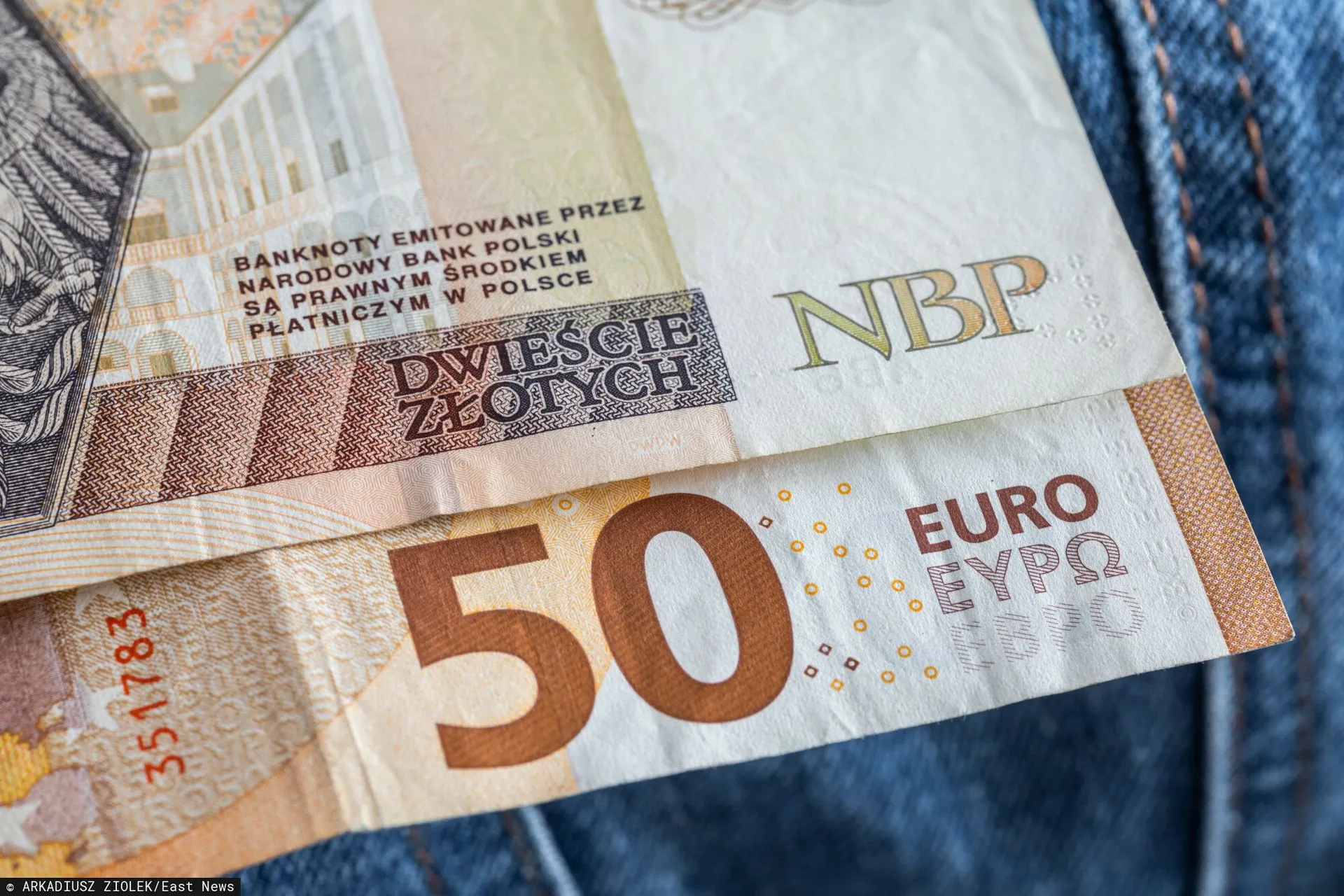 Banknoty euro i złote