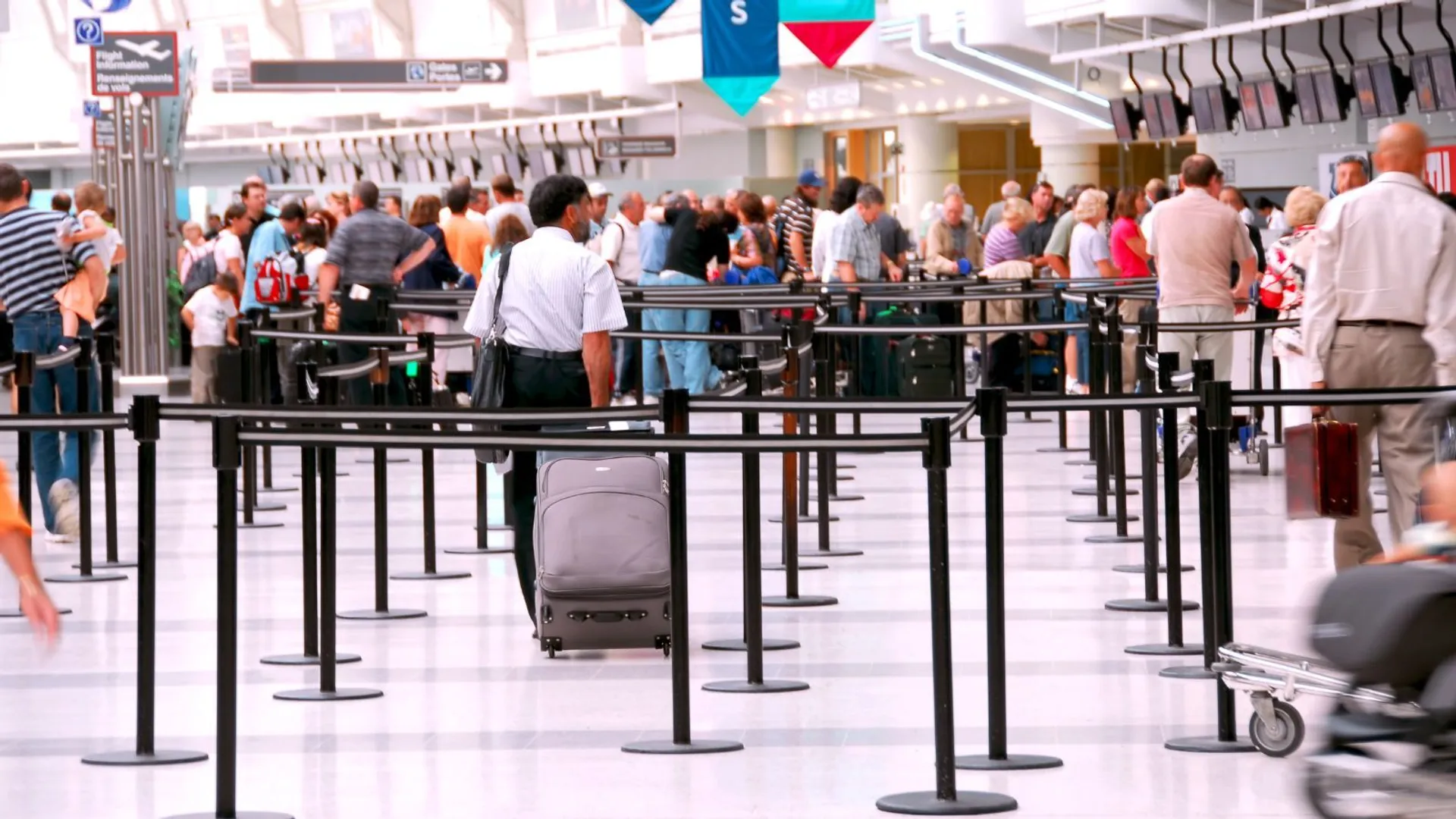 podróżni na lotnisku