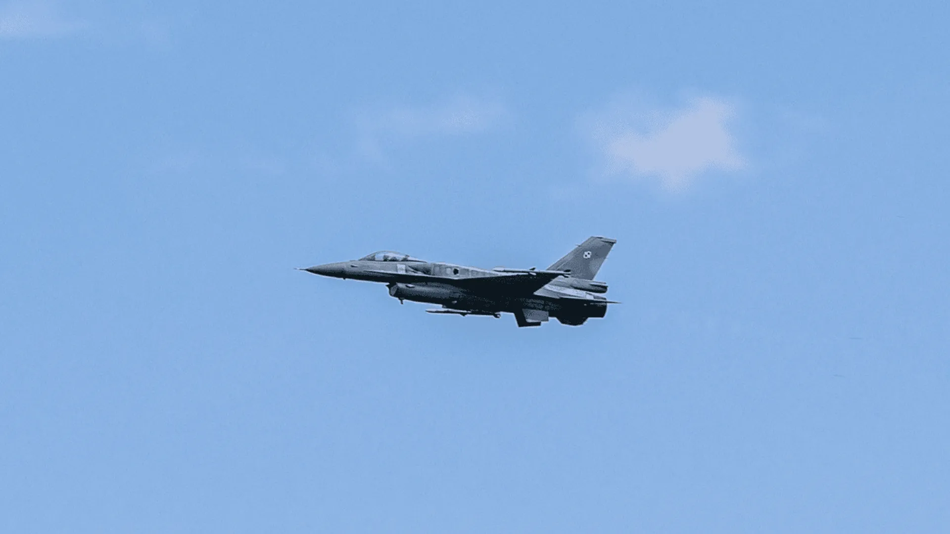 Polski myśliwiec podczas patrolu w przestrzeni powietrznej.