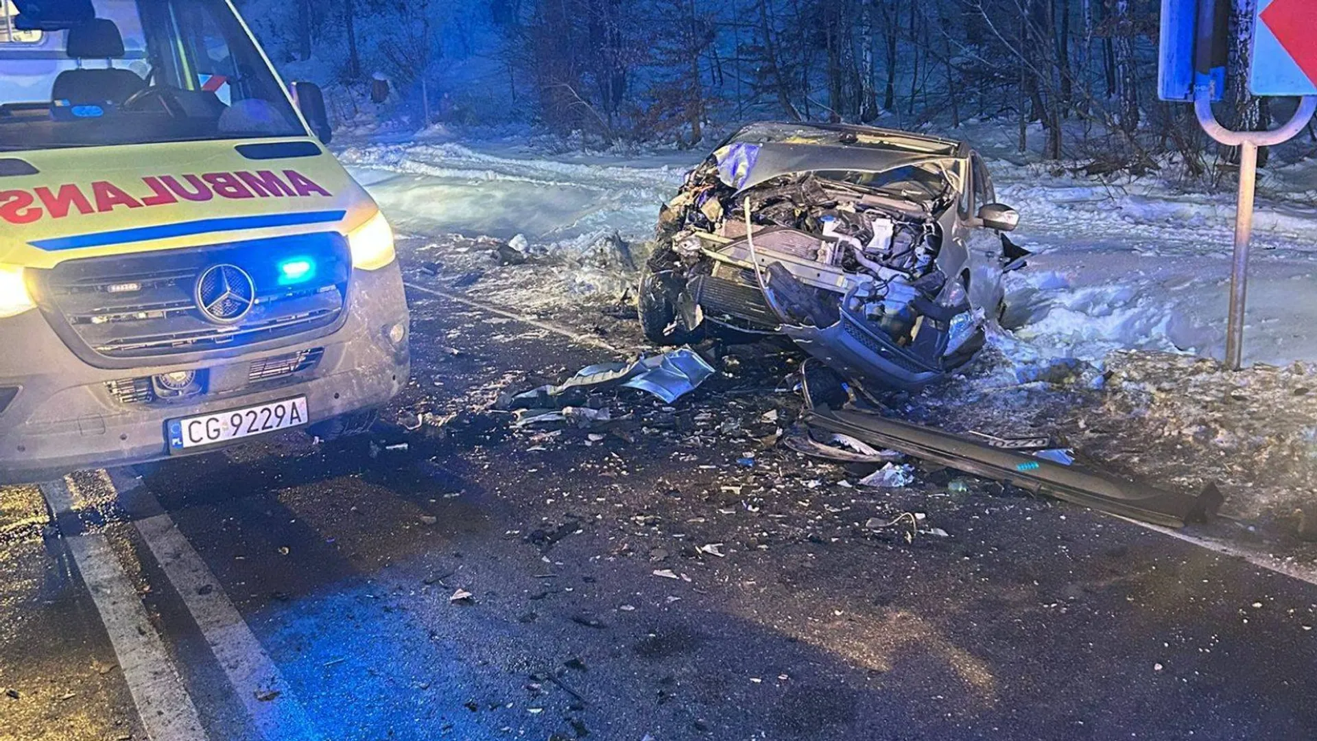 Groza na "krajówce". Auta jechały na czołówkę. Wśród rannych są dzieci