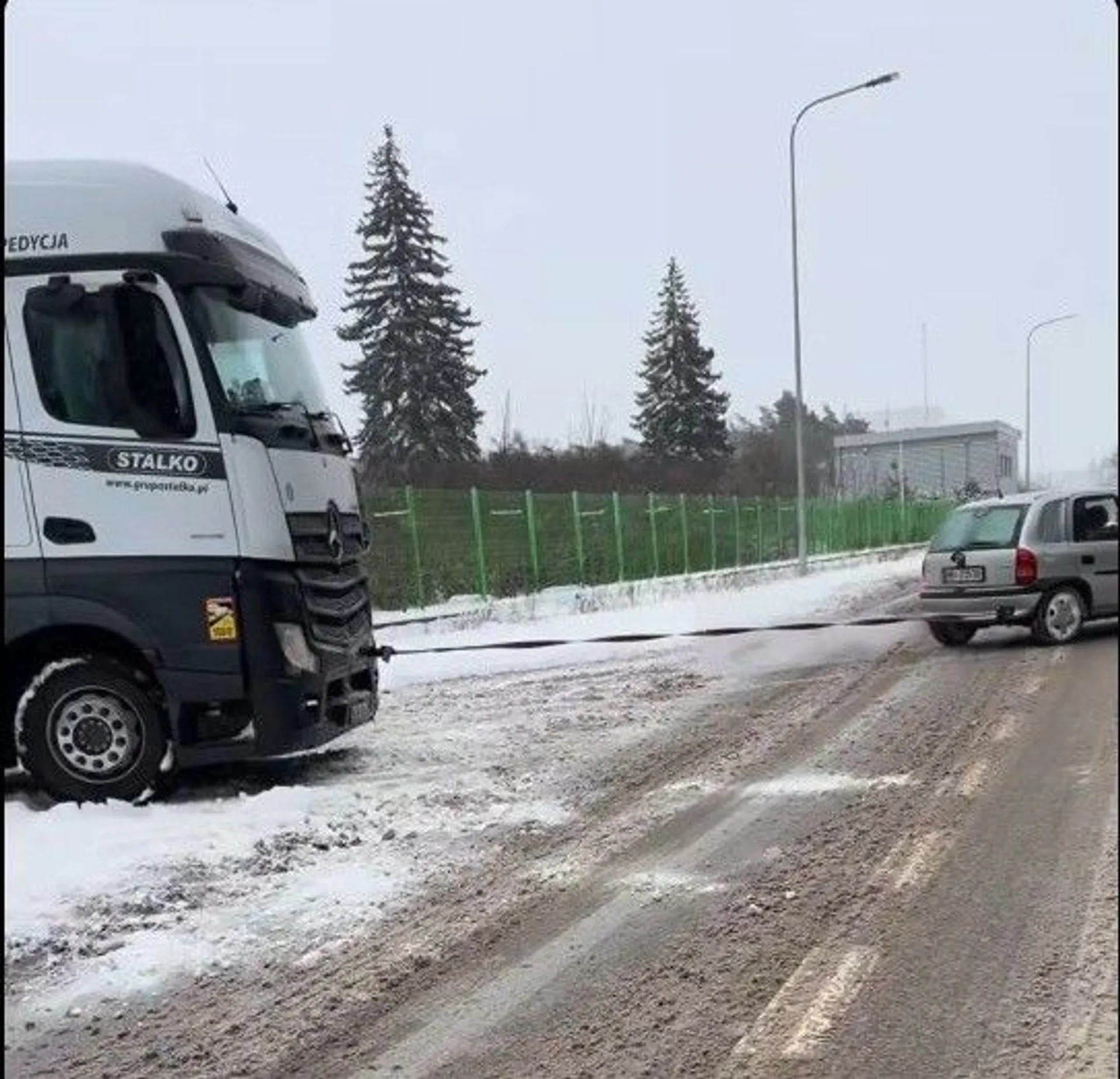 Opel Corsa wyciąga ciężarówkę